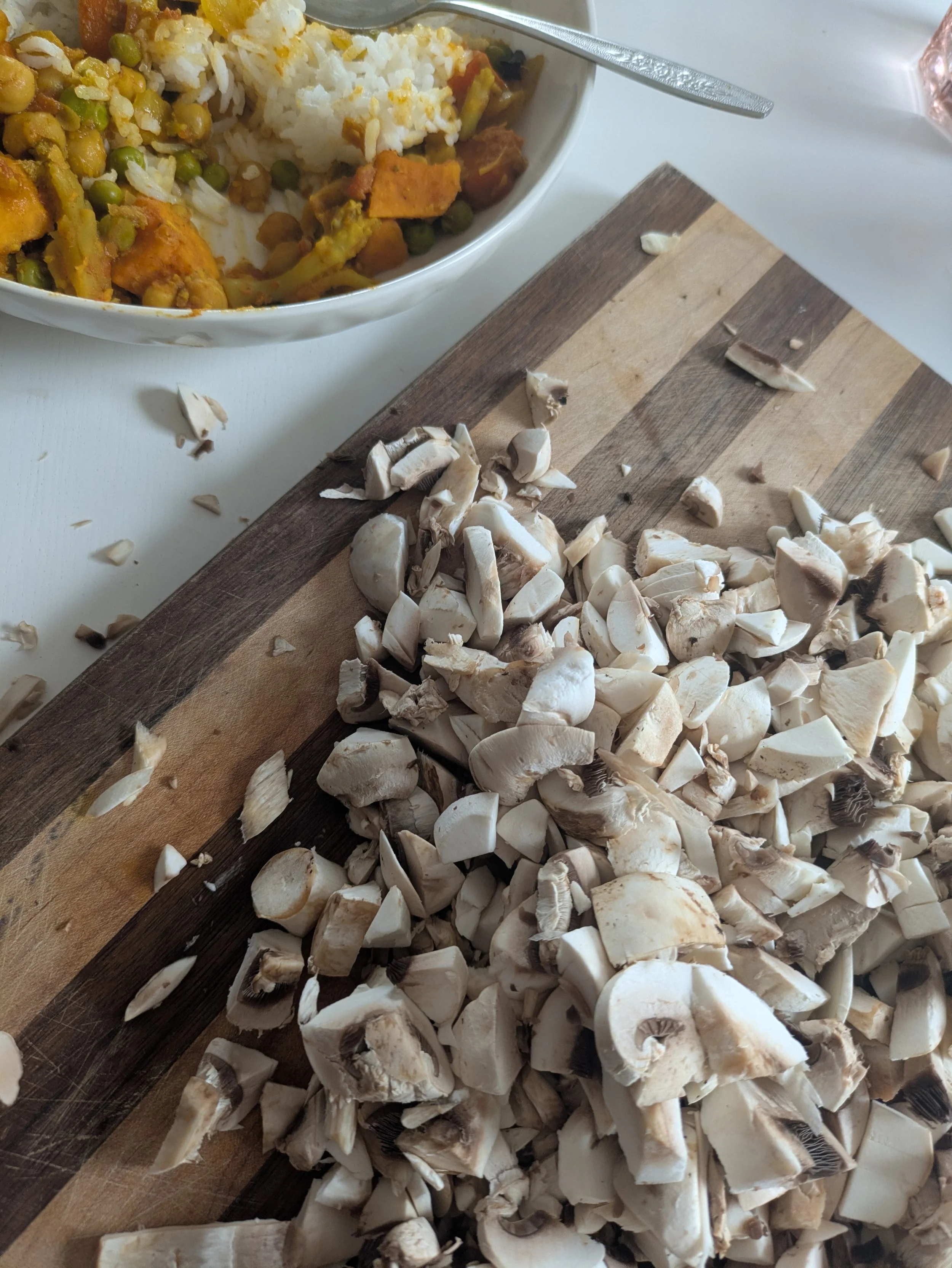 Des champignons coupés à côté d'un plat