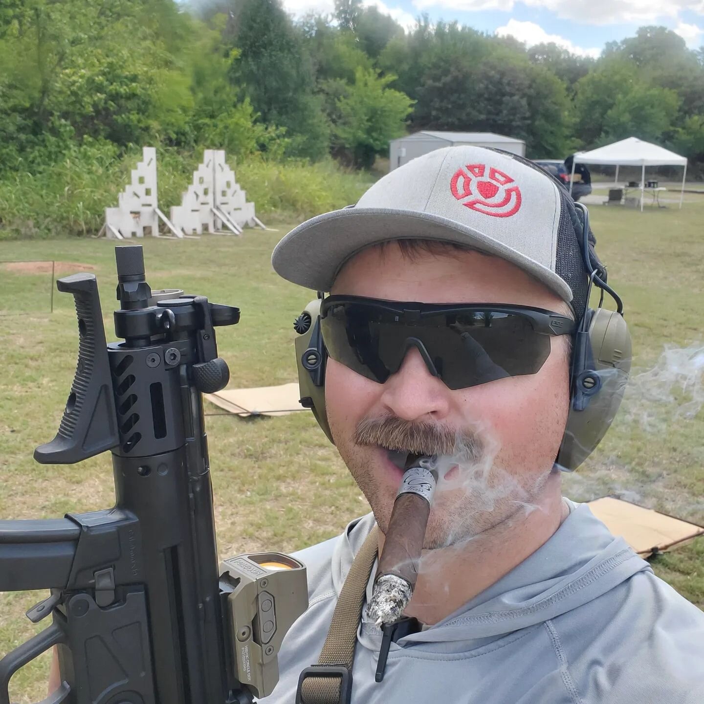 I've had worse days! Decent cigar while I put a few rounds through my new MP5 clone.
#rangeday #traintolive #gds