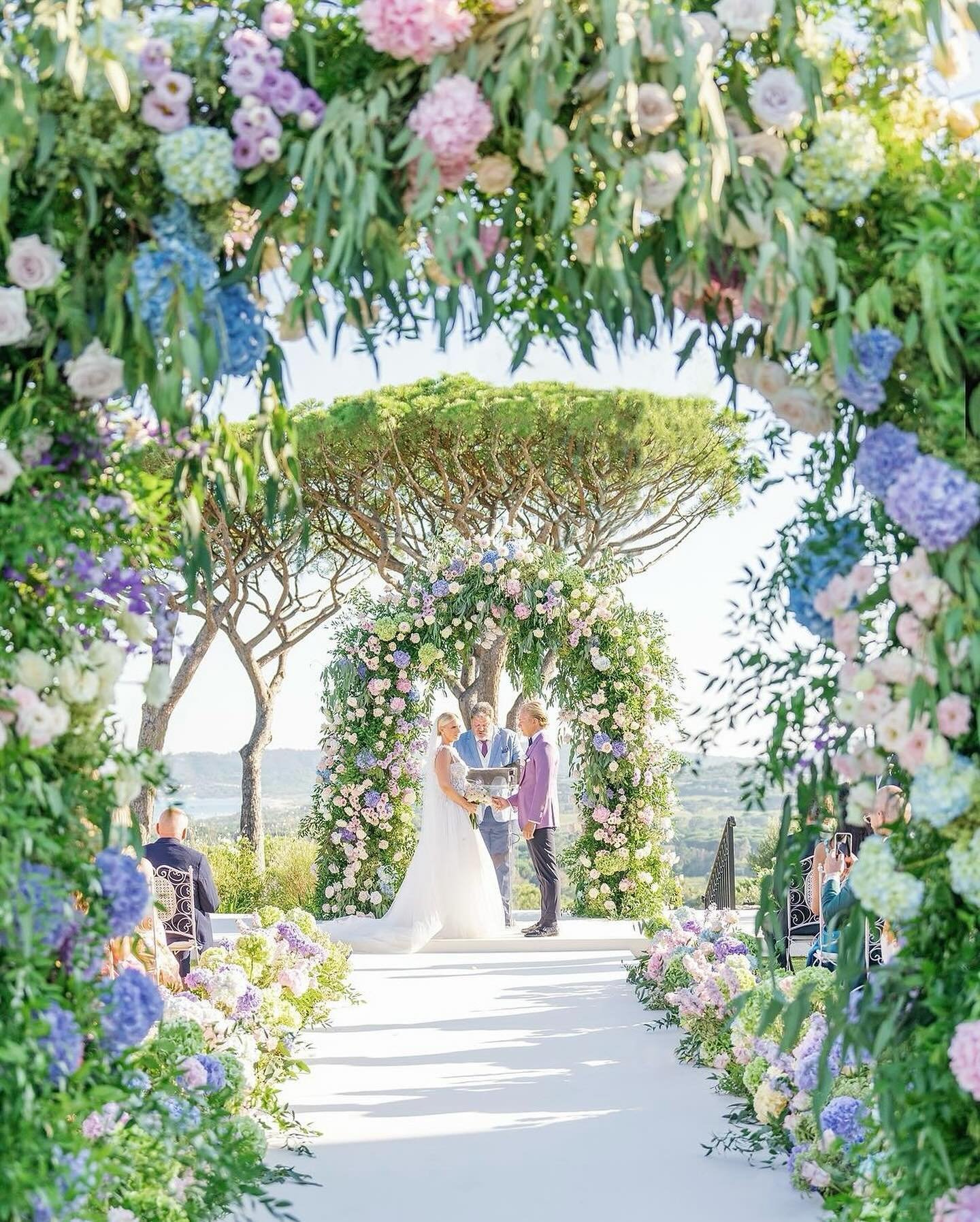 Dreamy bursts of pastel for J&amp;S&rsquo;s wedding last year on the C&ocirc;te d&rsquo;Azur. Hands up who&rsquo;s ready for some beautiful Spring weddings? 🙋🏾&zwj;♀️

Planning: @whiteedenweddings 
Photography: @oliverflyphotography 
Videography: @