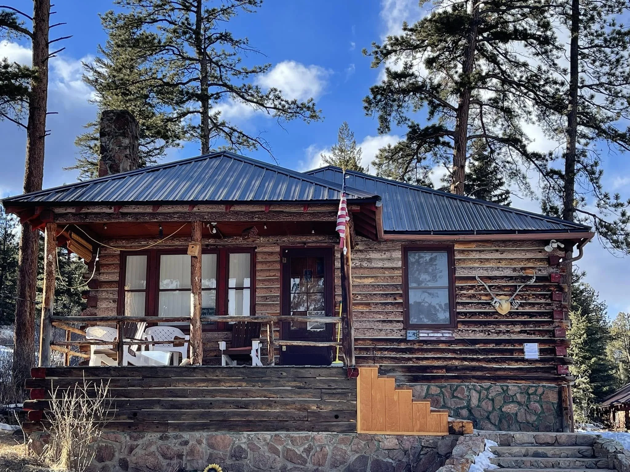 an example of Idaho Springs roofing: a brand new metal roof on a Colorado cabin