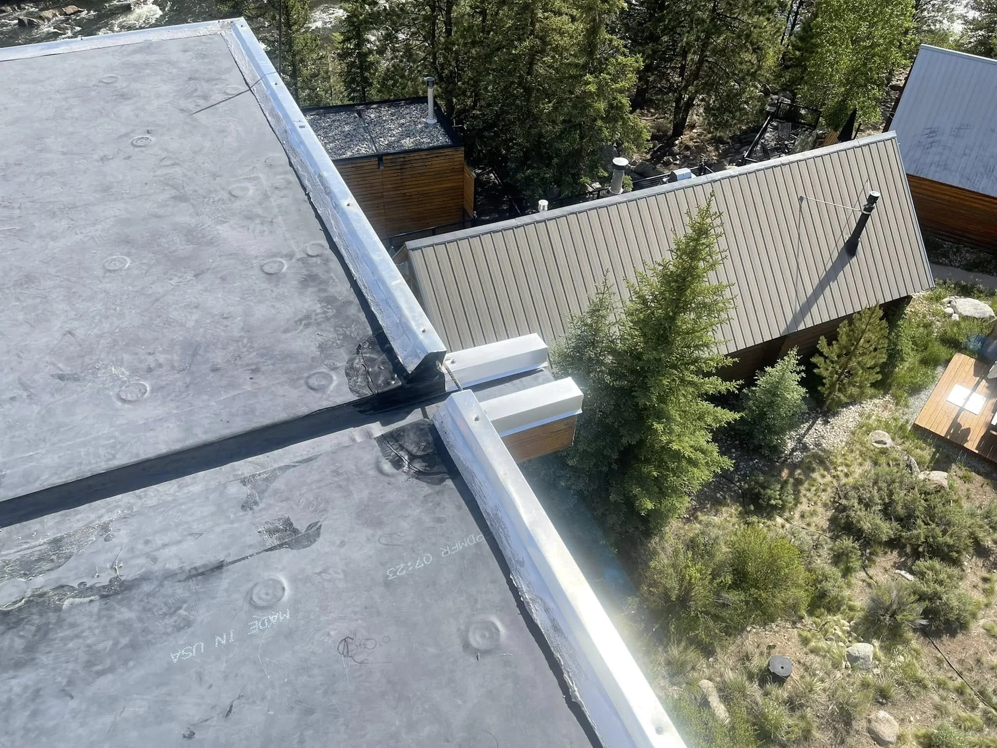A photo of a home with Black Hawk roofing: a rubber roof with double gutters for drainage.