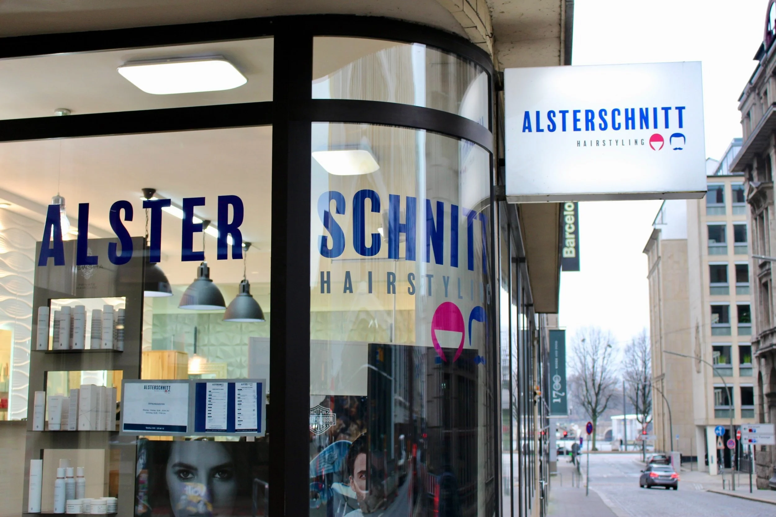 Schaufenster des Friseursalons Alsterschnitt am Raboisen in der Hamburger Innenstadt
