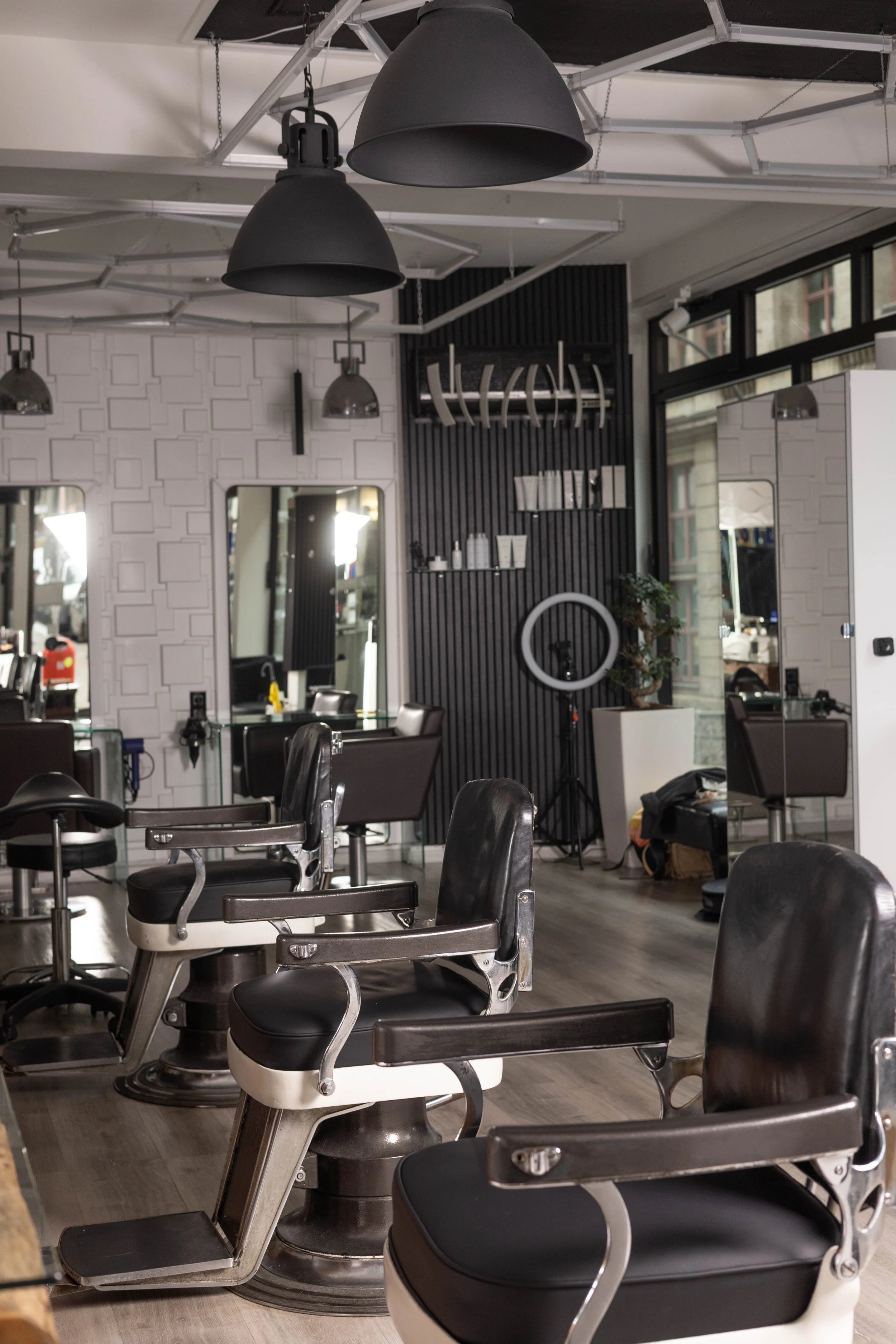 Vintage-Barberstühle für Herrenhaarschnitte und Bartpflege im Friseursalon Alsterschnitt Hamburg