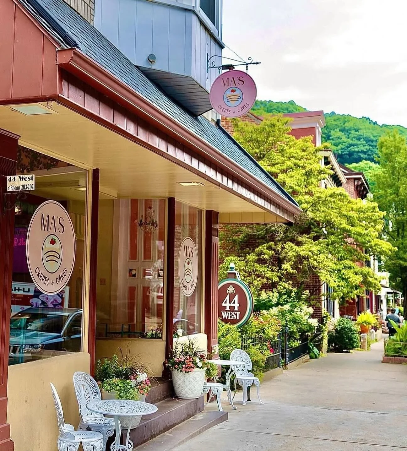 It&rsquo;s a beautiful day, stop in and say hello! Crepes &amp; drinks will be waiting for you 😍🍓🍌🍫