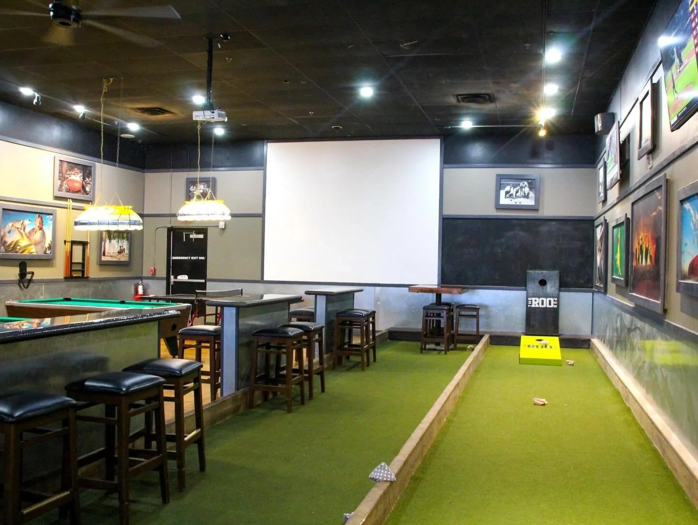 🏈 SUNDAY FOOTBALL AT THE ROO PUB! 🏈
Join us for all the action today &mdash; every game, every play, all day long!

Your team isn&rsquo;t playing this week? No problem.
Catch the complete slate of games with us in the back bar and enjoy the best Su