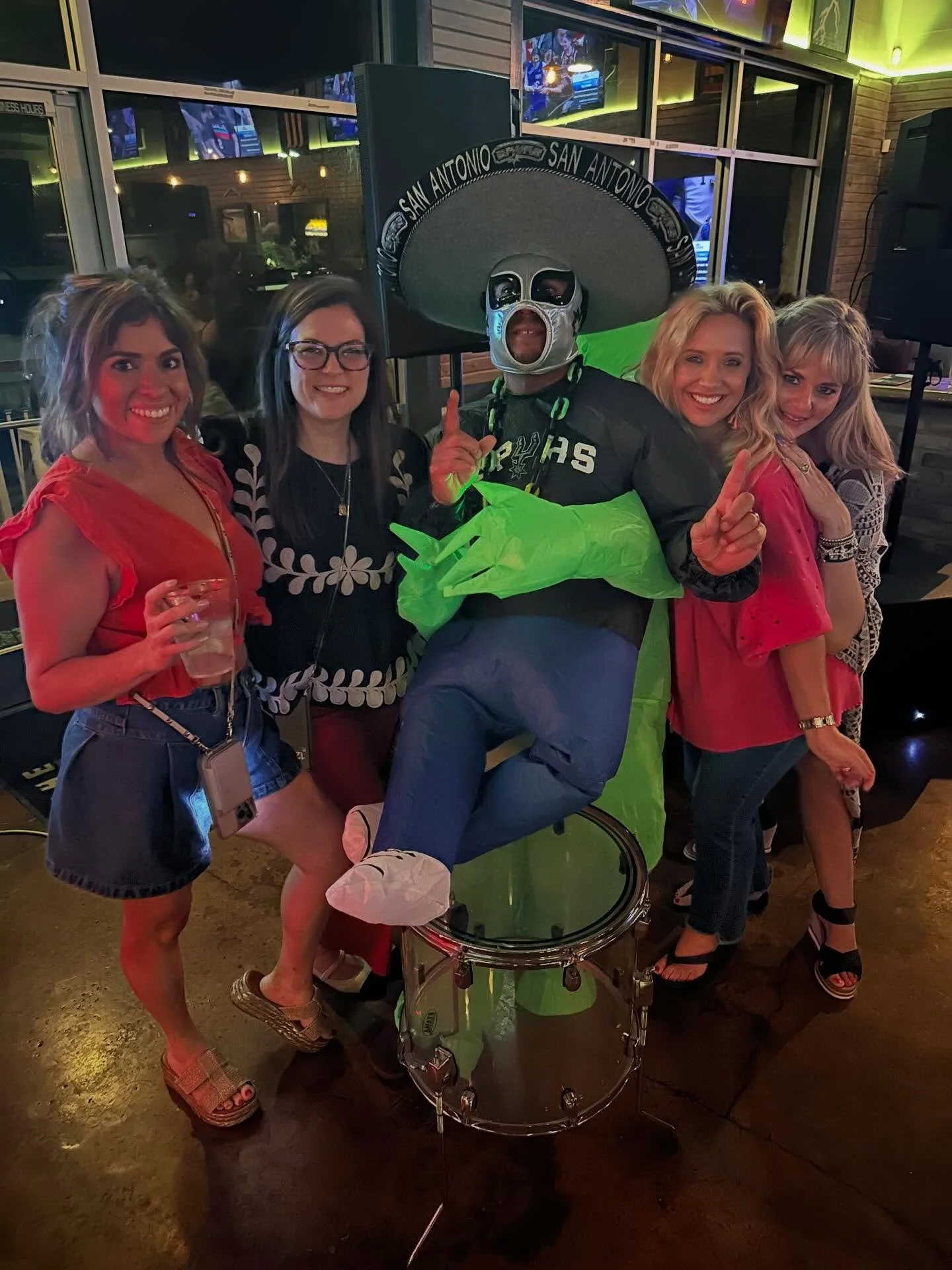 Spurs Fans 🤝 The Roo Pub
GO SPURS GO! 
Who got spurs take it all game 5? 😏
#TheRooPub #SanAntonioSpurs #SpursFans