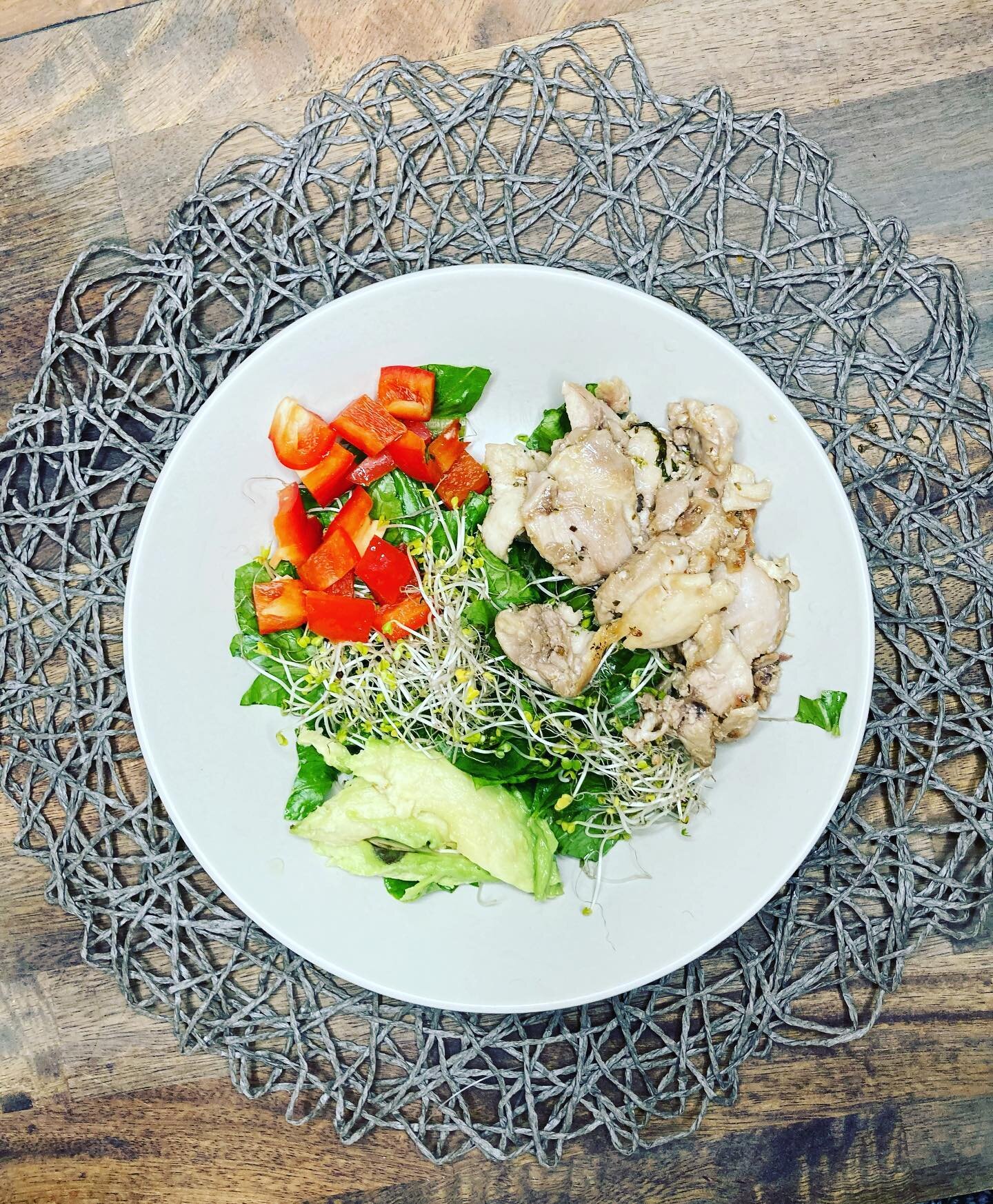 Food doesn&rsquo;t have to be complicated! 

I cooked up 4 chicken breasts at once and cut it up so it&rsquo;s easy to grab and throw into a meal quickly while on the go or when you&rsquo;re just too lazy to cook! 

Tonight I had salad with some of m