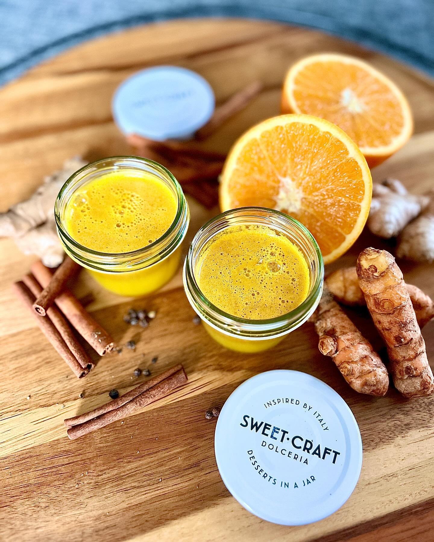 Our glass jars make for endless reusing! This week we made fresh Turmeric shots and stored them in a few of our Sweet Craft jars we had on hand 🫙🫙🫙 Check out the invigorating recipe below 👇🏼 

Turmeric Shots 🫚
 
1 Orange
2 sticks Turmeric
2 sti