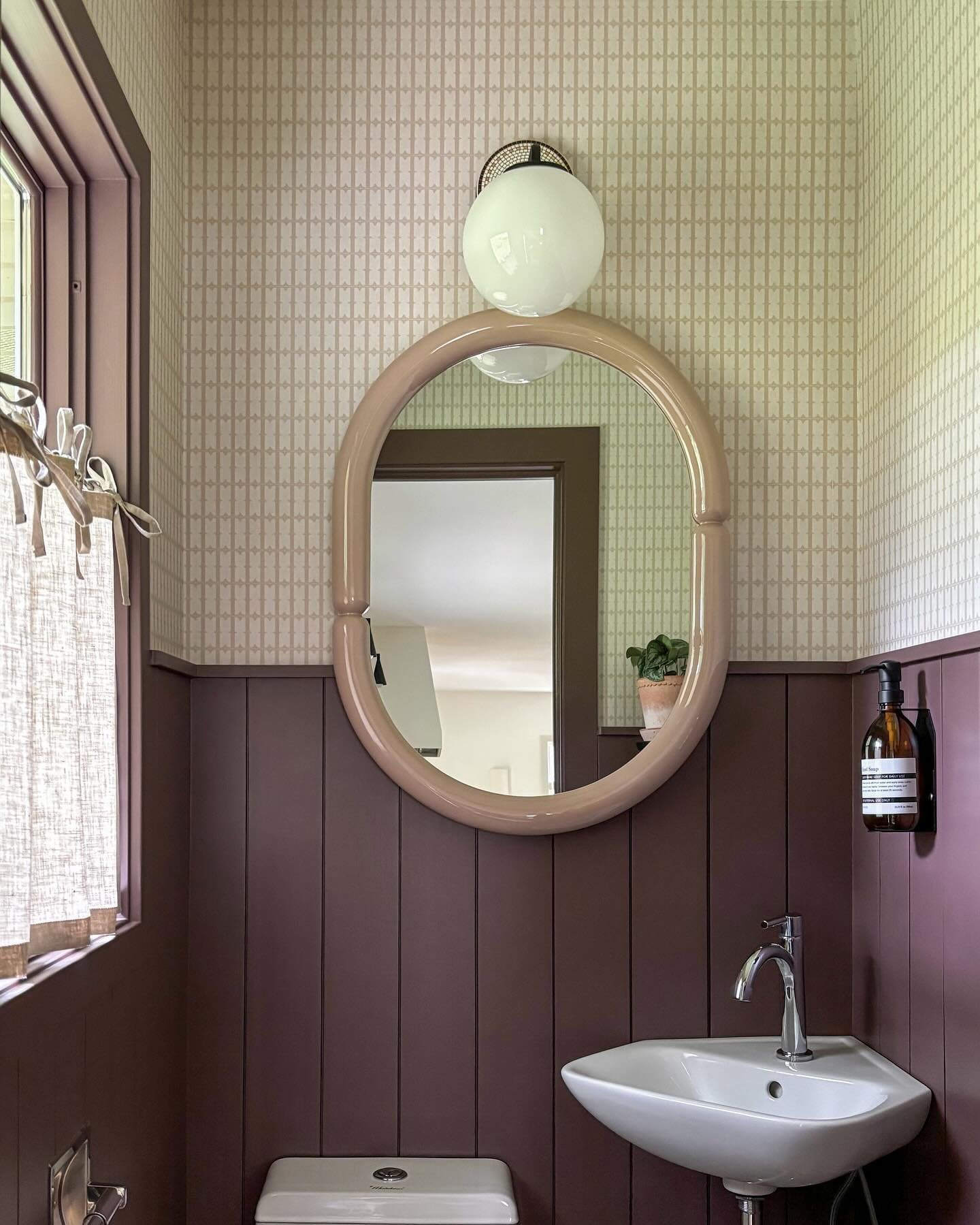 This tiny powder room has seen its share of changes over the last 4 years; from removing a pass-through door to new fixtures, paint and paneling. I can finally say the process of metamorphosis is at last complete. And bye-bye 👋 to problematic lime g