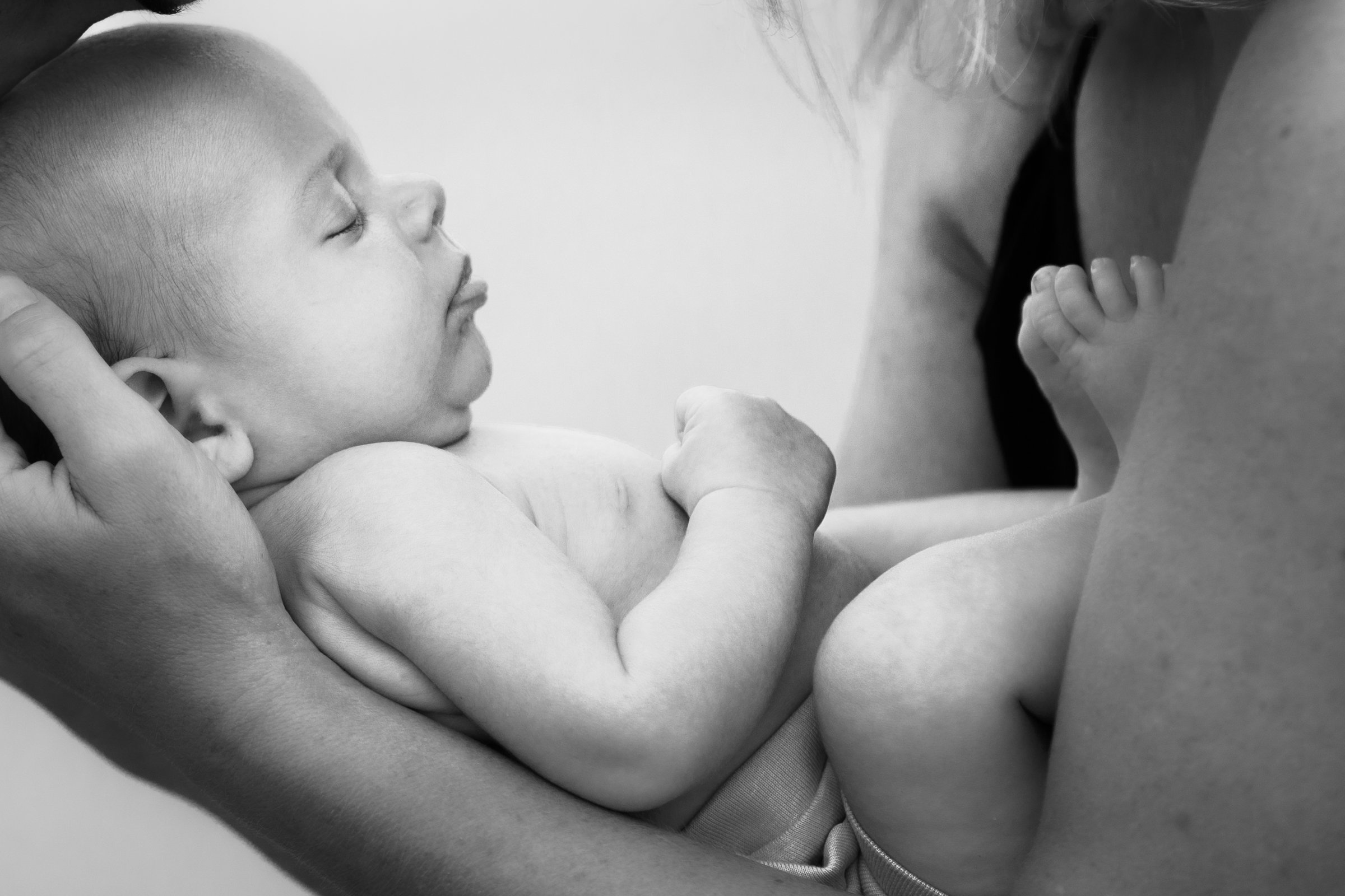 Baby Photography - B&W in mothers arms