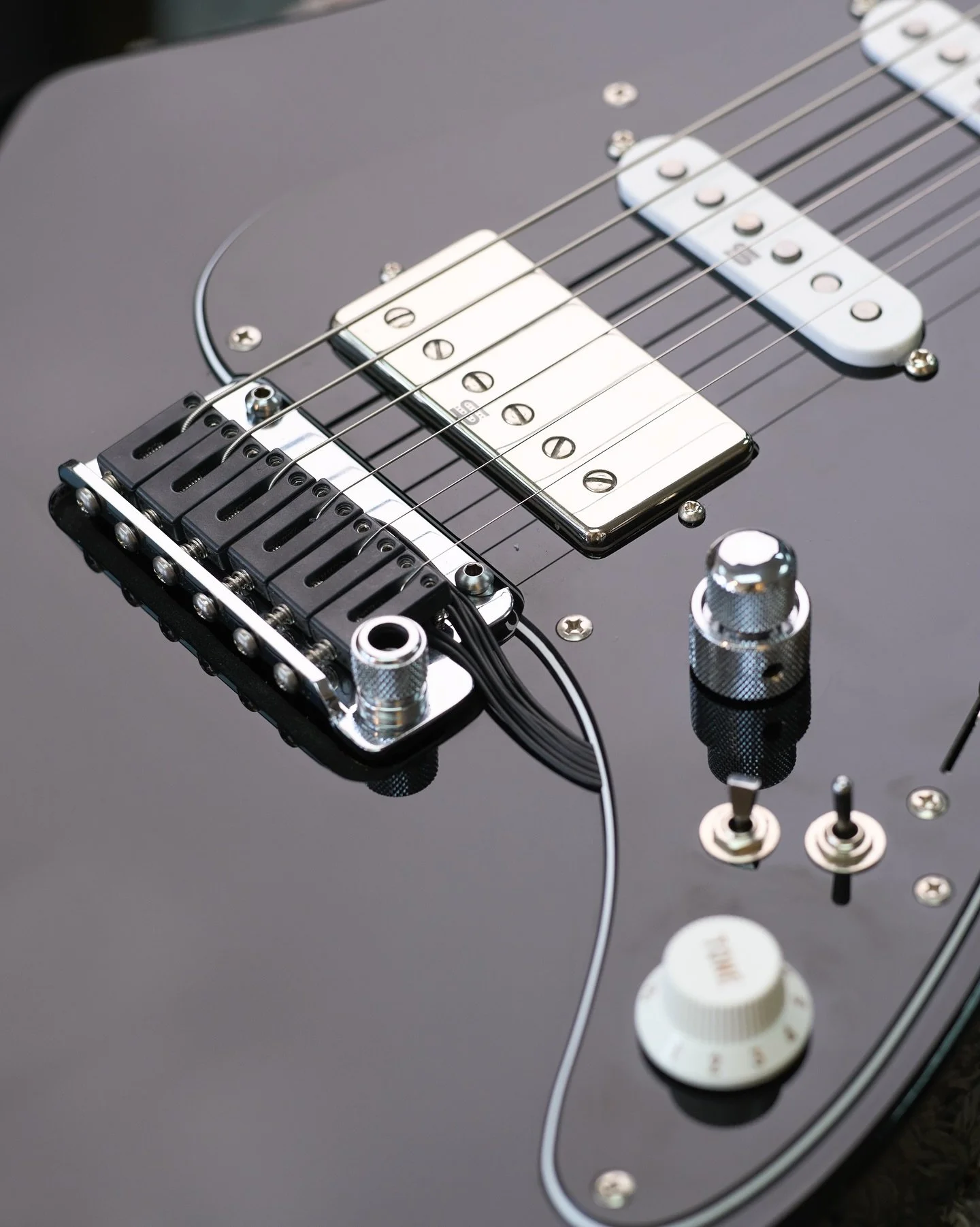 Ibanez 電結他 Undersaddle／piezo bridge 近鏡 – Ibanez undersaddle piezo bridge close-up