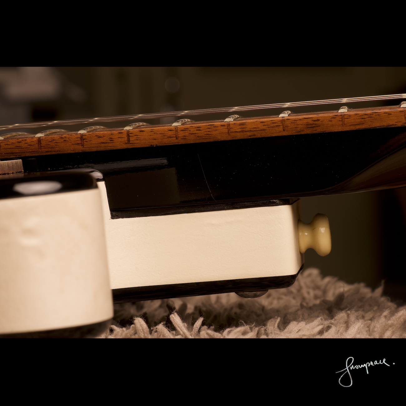 黑色電結他墊片 made by Snowpeace Guitar Elmo.png