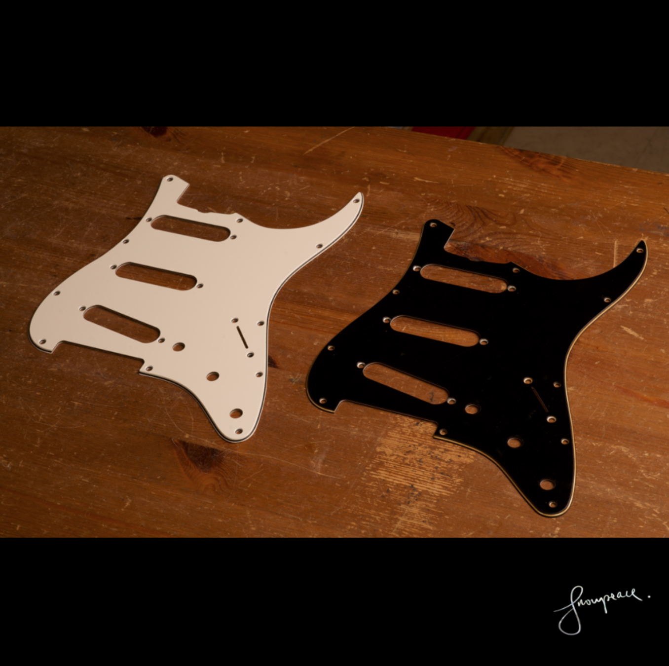 Black and white pickguard without bevel.png