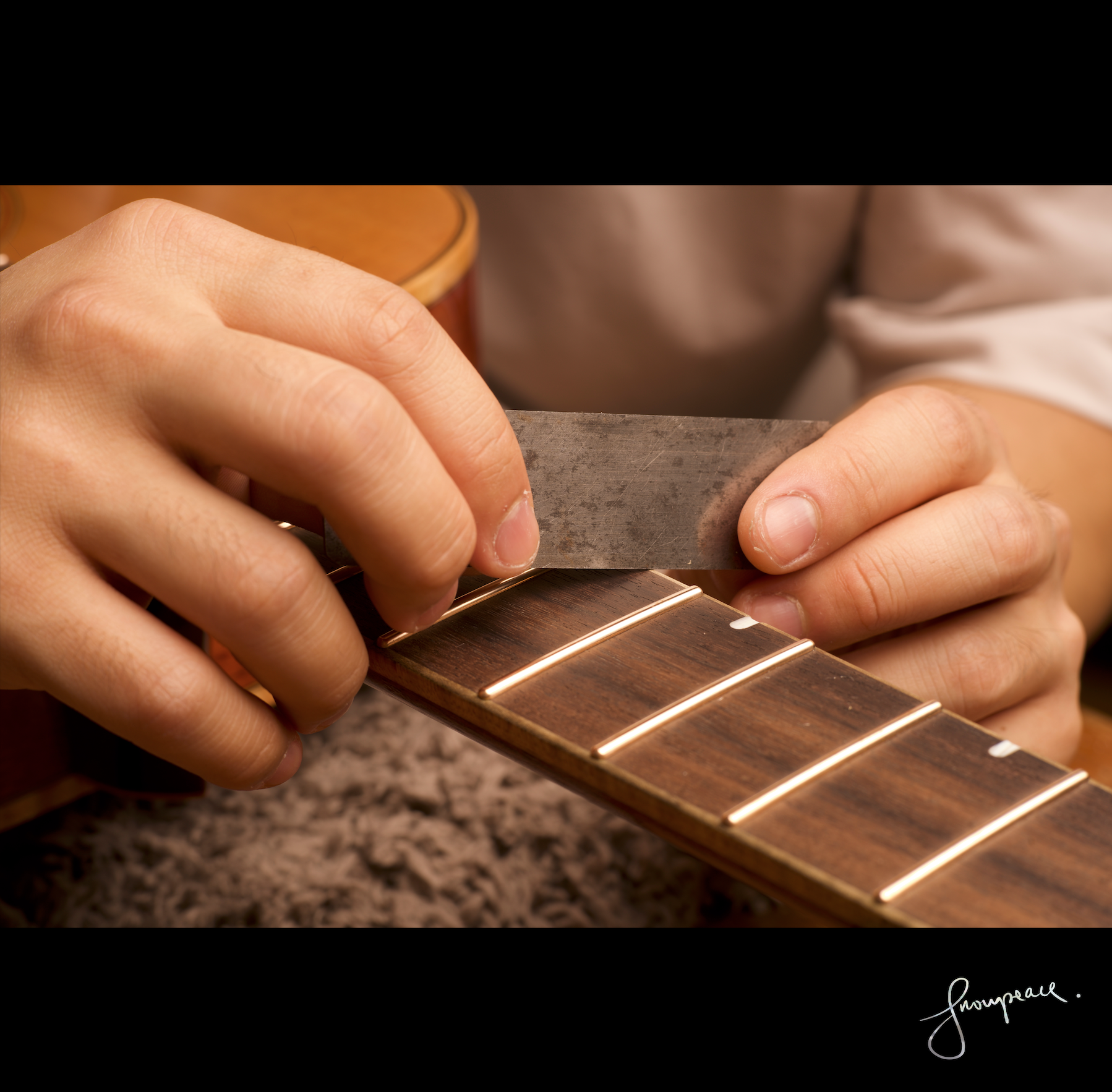 #439「變黑嘅楓木指板Binding」“Darkened Maple Fingerboard Binding”