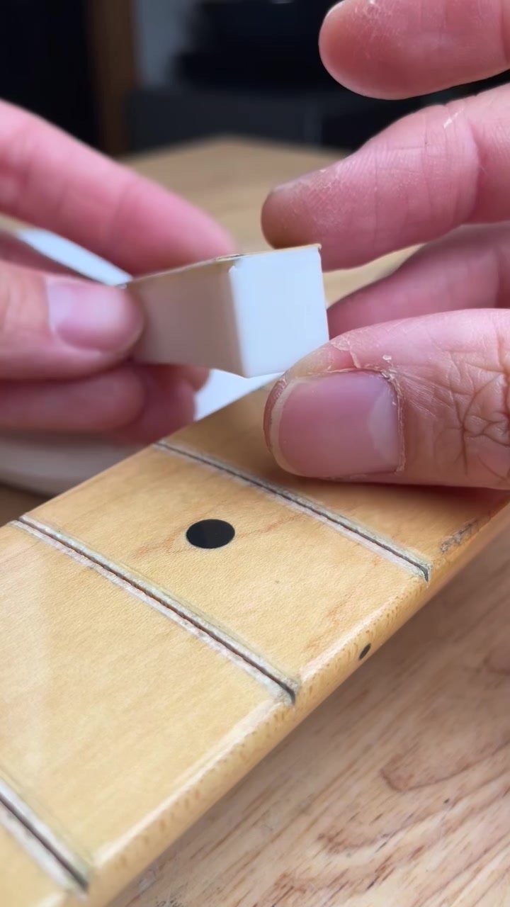 指板 fret slot 加工 – widening fret slots on a maple fingerboard