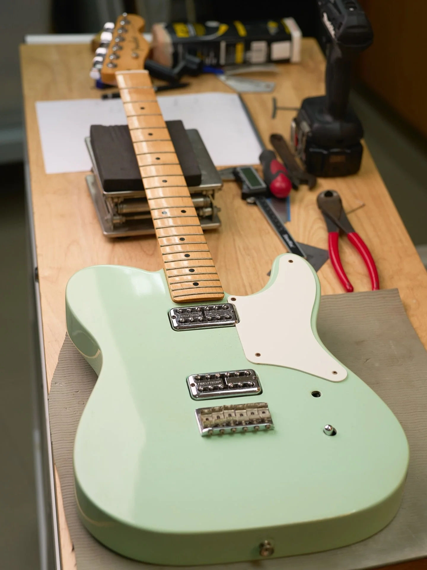 工作枱上嘅 Telecaster 結他維修 – Telecaster-style guitar on the Snowpeace workbench, Hong Kong