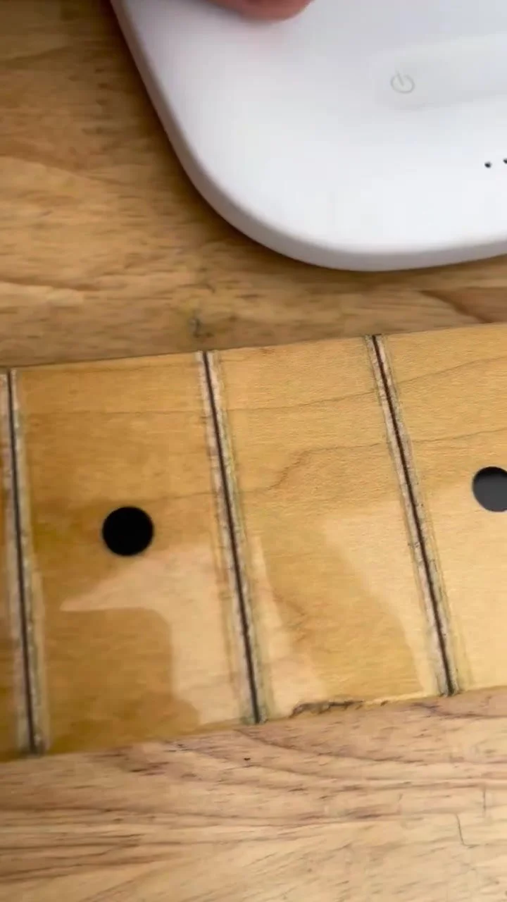 指板 fret slot 加工 – widening fret slots on a maple fingerboard