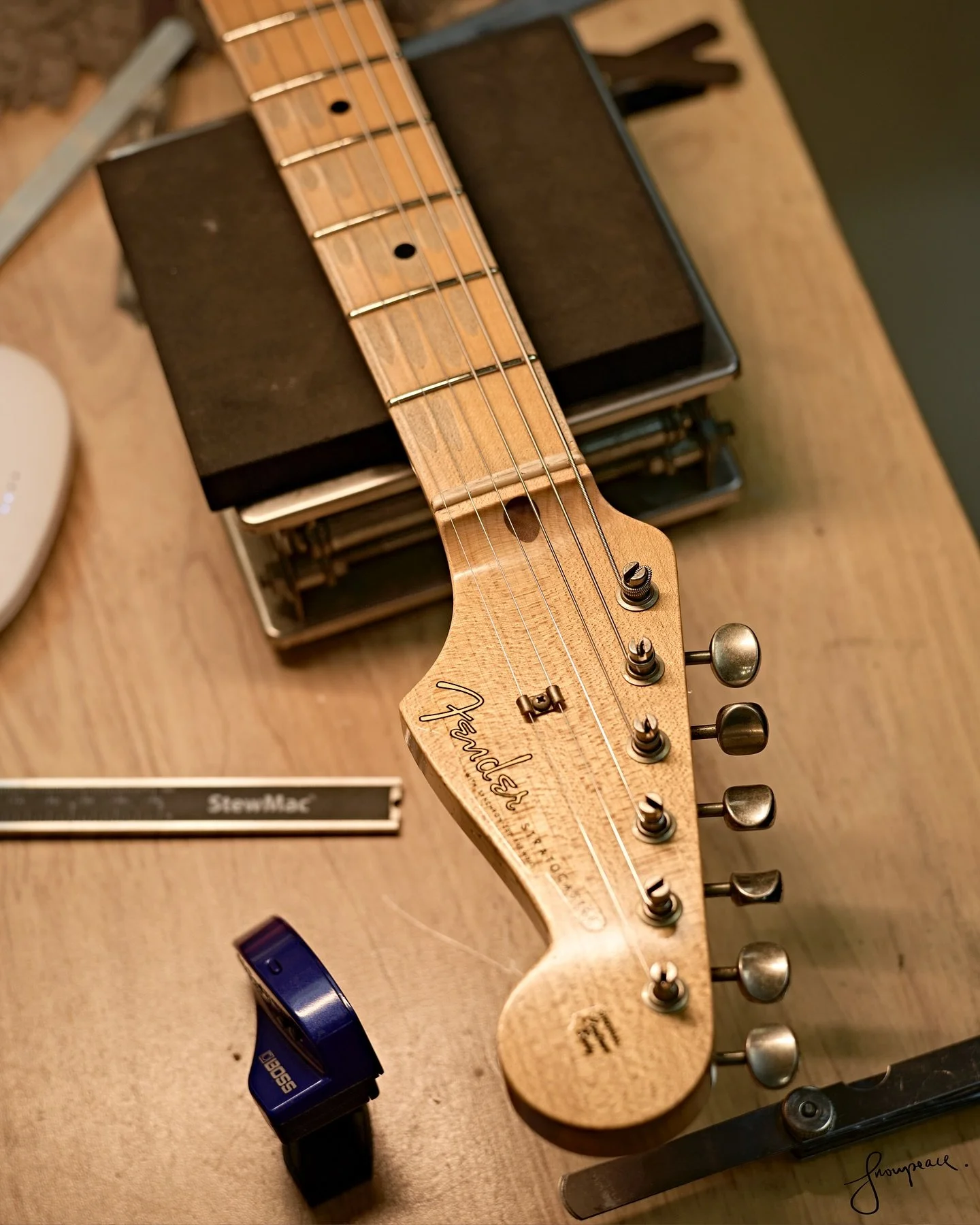 Fender Custom Shop 琴頸及琴頭 – Fender Custom Shop neck and headstock on the bench