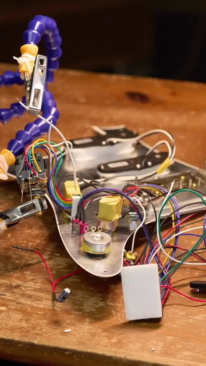 加裝 Ghost piezo 同 preamp – Ghost piezo and preamp install on a guitar at Snowpeace Guitars
