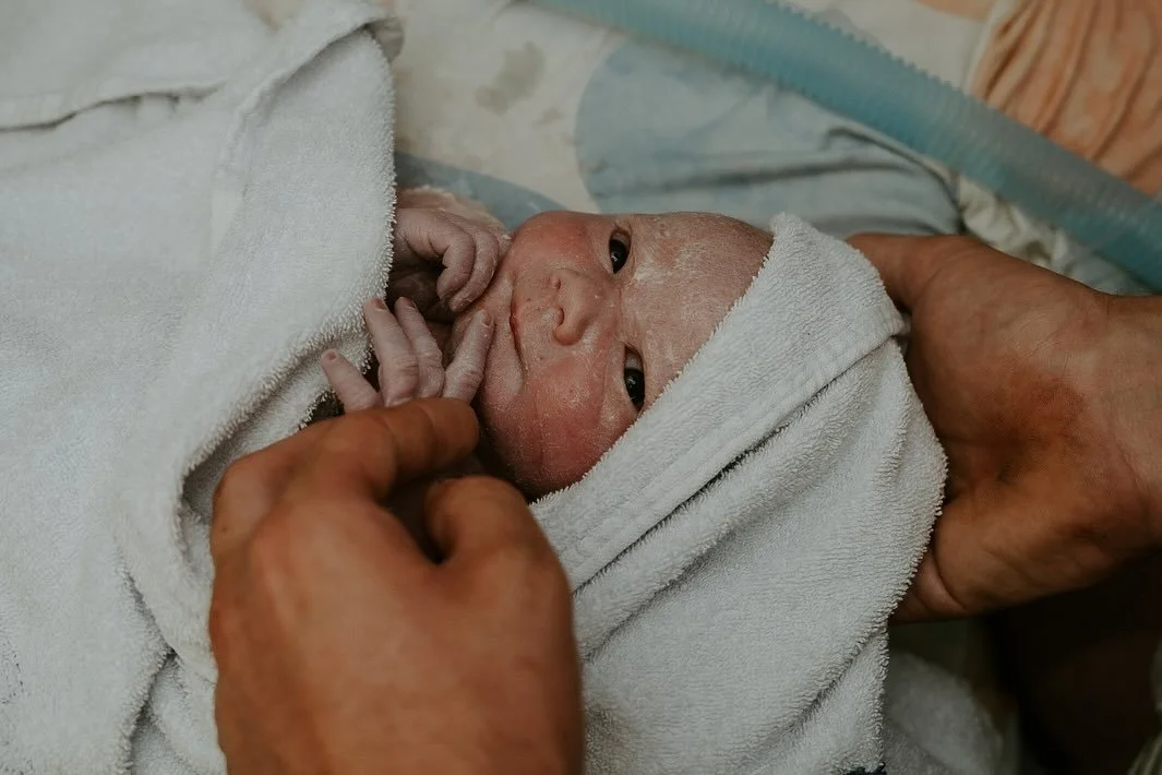 Then and now- minutes to months old in the blink of an eye 🥹
I have talked about this family a lot, but I feel like whenever I share this sweet boy I want to talk about his big sister, Everleigh, who is in the stars. 
When the beautiful midwife held