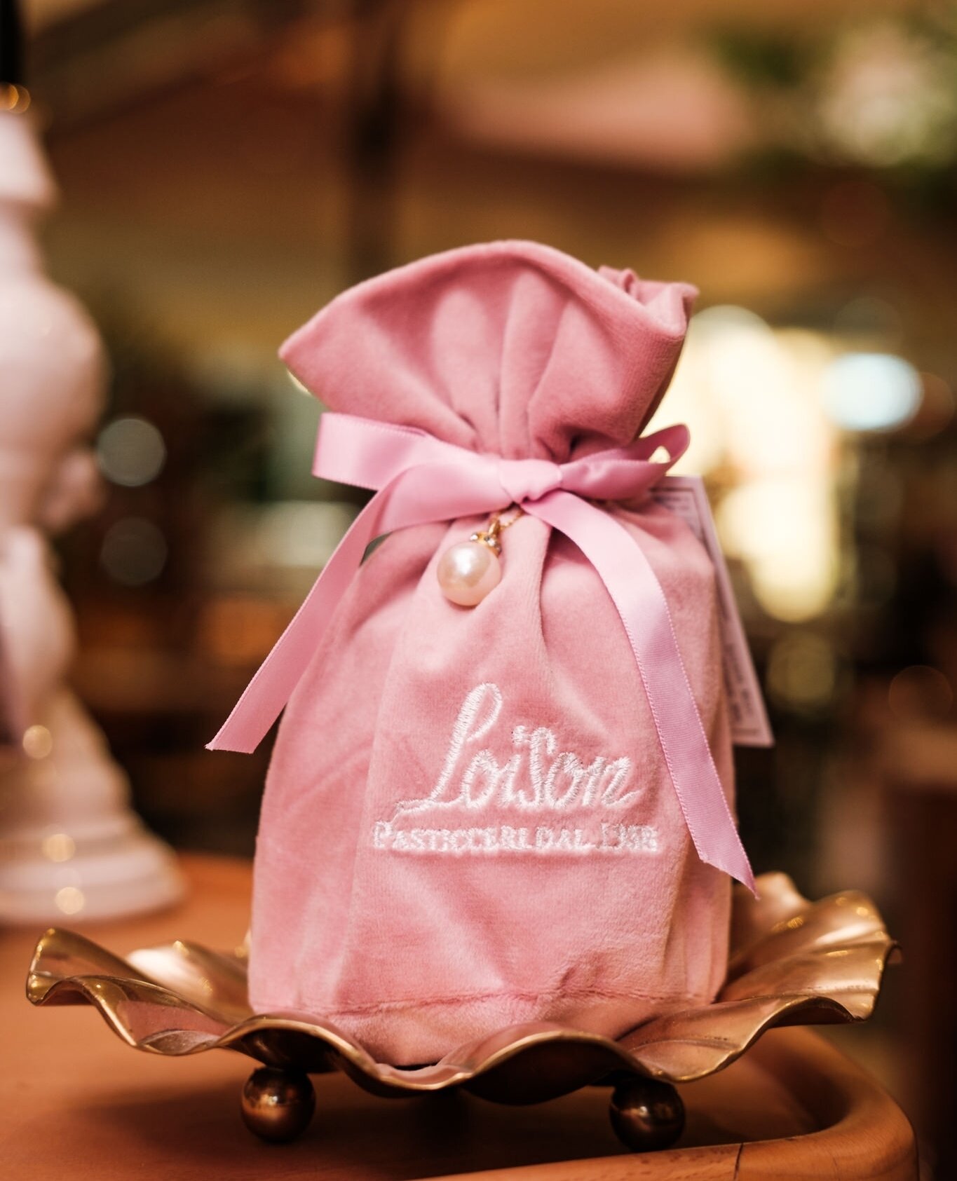A classic, artisinal mini-pandoro cake in a bag. Sweet, rich with butter, cuddled in a velvety pink bag and hugged with a bow. How could you not?

#minipandoro #loisonpandoro #christmas #italianchristmas #stockingfiller #gifts #deli #leparc #leparc