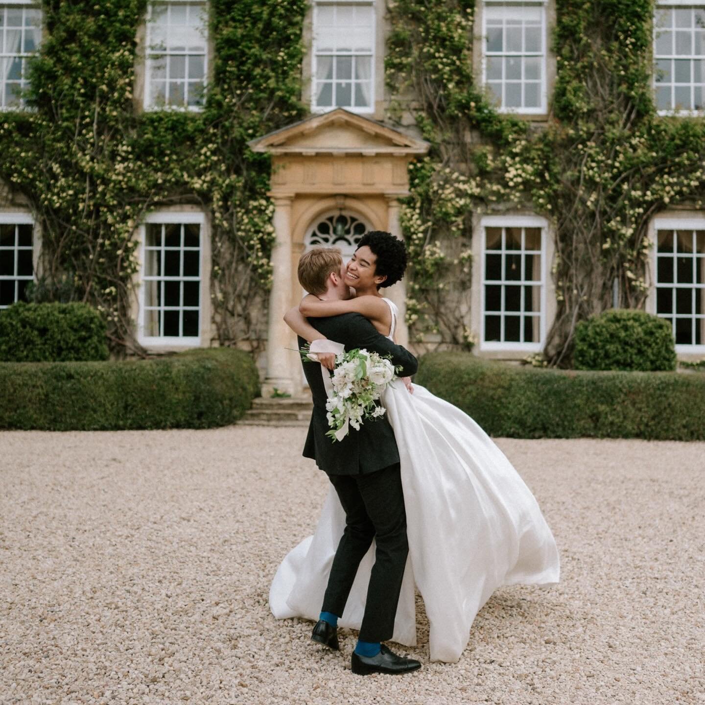 Last week was incredible!

I was super busy, but one of the things I got up to was visiting the amazing @cornwell_manor for the first time and wow what a gorgeous venue. 
Gorgeous gardens and the sun shone for us. 

I have so much to share from last 