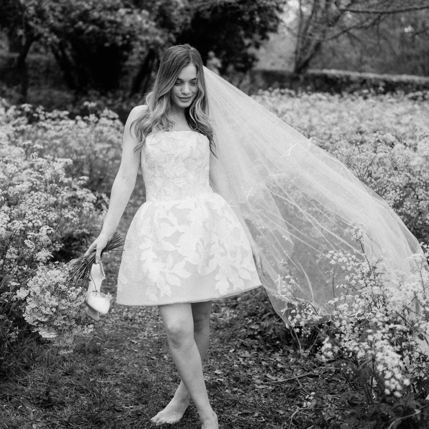 Having your solo bride moment&hellip;
Also a few 35mm film pictures in here too

Planner and coordinator @rebeccamarieweddings @workshopsbylark 
Venue @cornwell_manor 
Furniture hire @houseoffurncollection 
Decor hire @theluxecollectionuk 
Florist bl