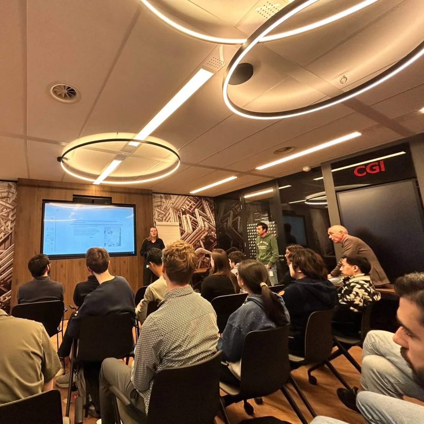 This Monday, we had an amazing day at CGI! 🚀 
First, we got a tour of the building, then a deep dive into what CGI does&mdash;their expertise, global offices, and some impressive projects like ProRail and infrastructure with Rijkswaterstaat. Every p