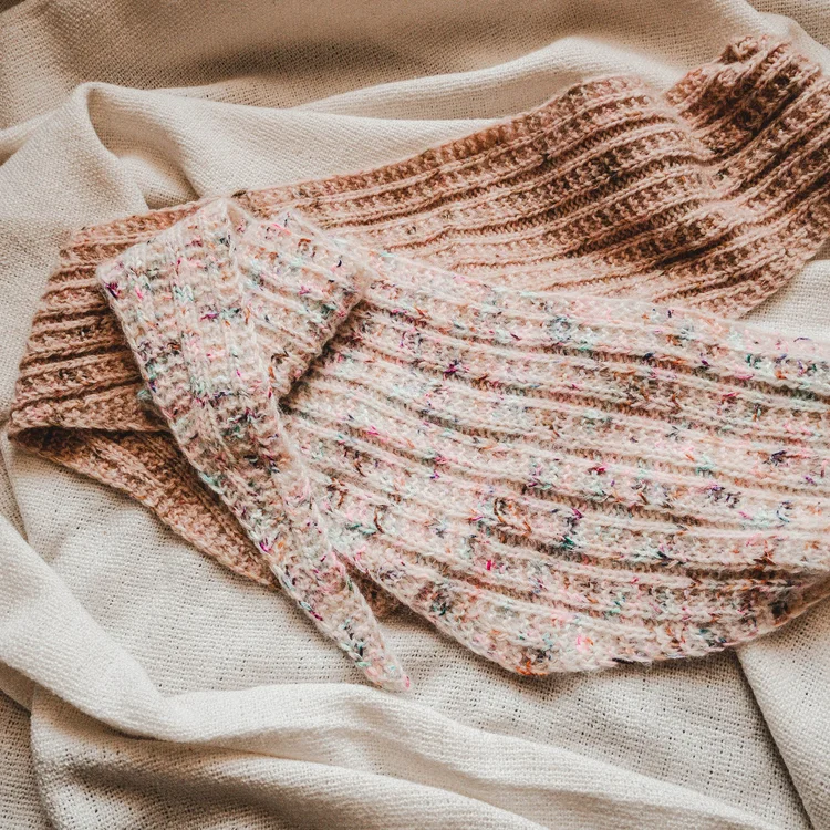 Easy small triangle scarf knitting pattern — Whileberry modern