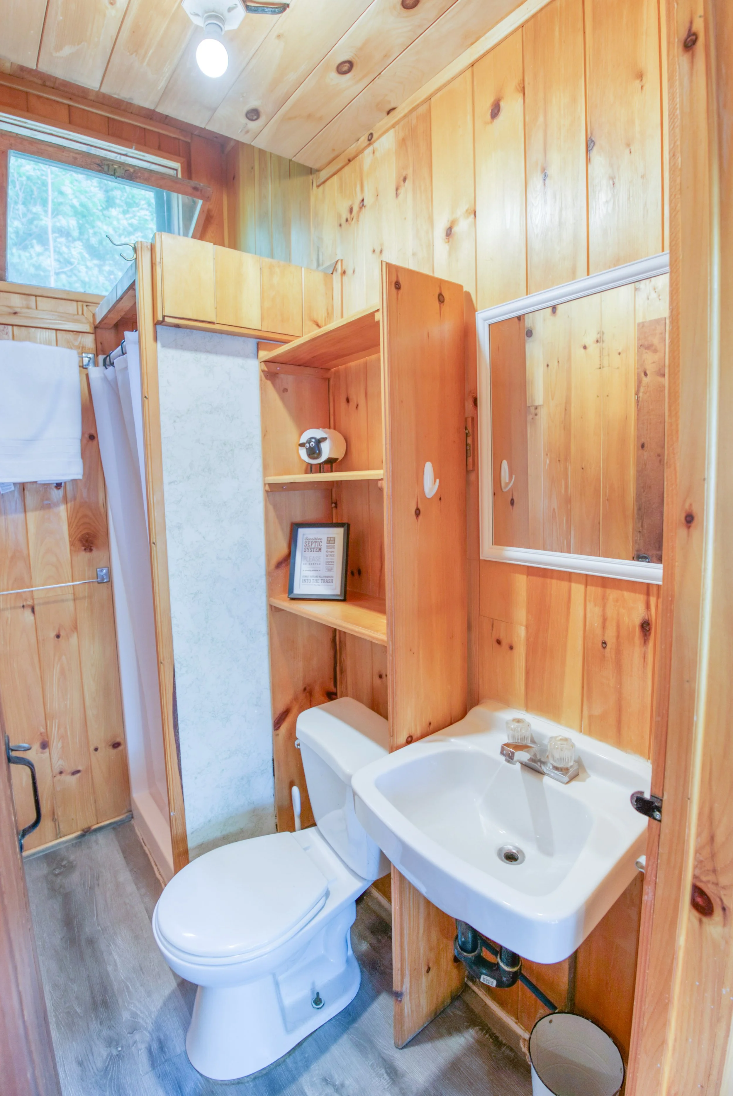 Cottage 2 Bathroom 1.jpg