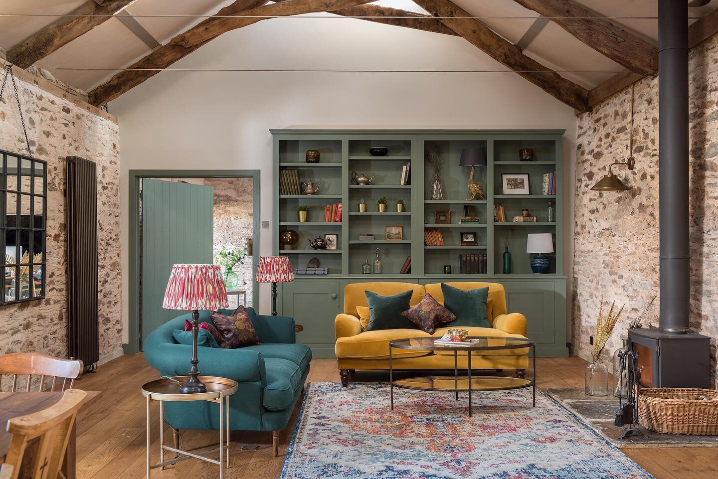 Swipe ➡️ to see how this deliciously autumnal toned room looked before we worked our magic! ✨

Project - Willows Rest
Available to rent @willows_rest 
Photography - @davidcharlescurran 

#autumndecor #barn
#autumnaldecor #autumnvibes #beforeandafter 