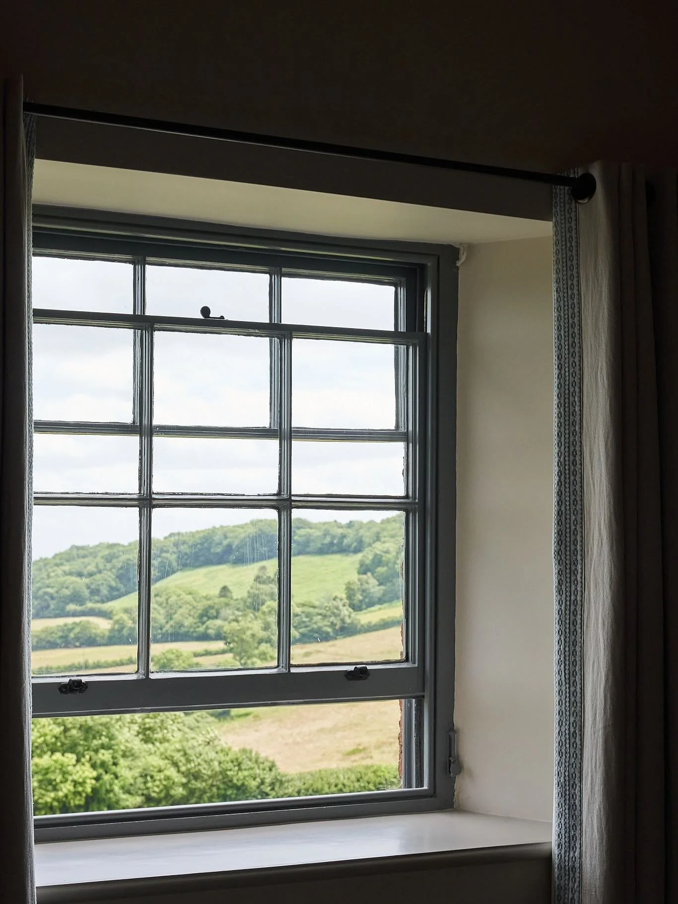 Summer so far! Gosh Devon has been glorious! 
1 - a recently finished project curtains with gorgeous leading edge and views of rolling hills.
2 - A lovely meal at our local @emilia.ashburton 
3 - my studio basking in the sun and those blue skies
4 -