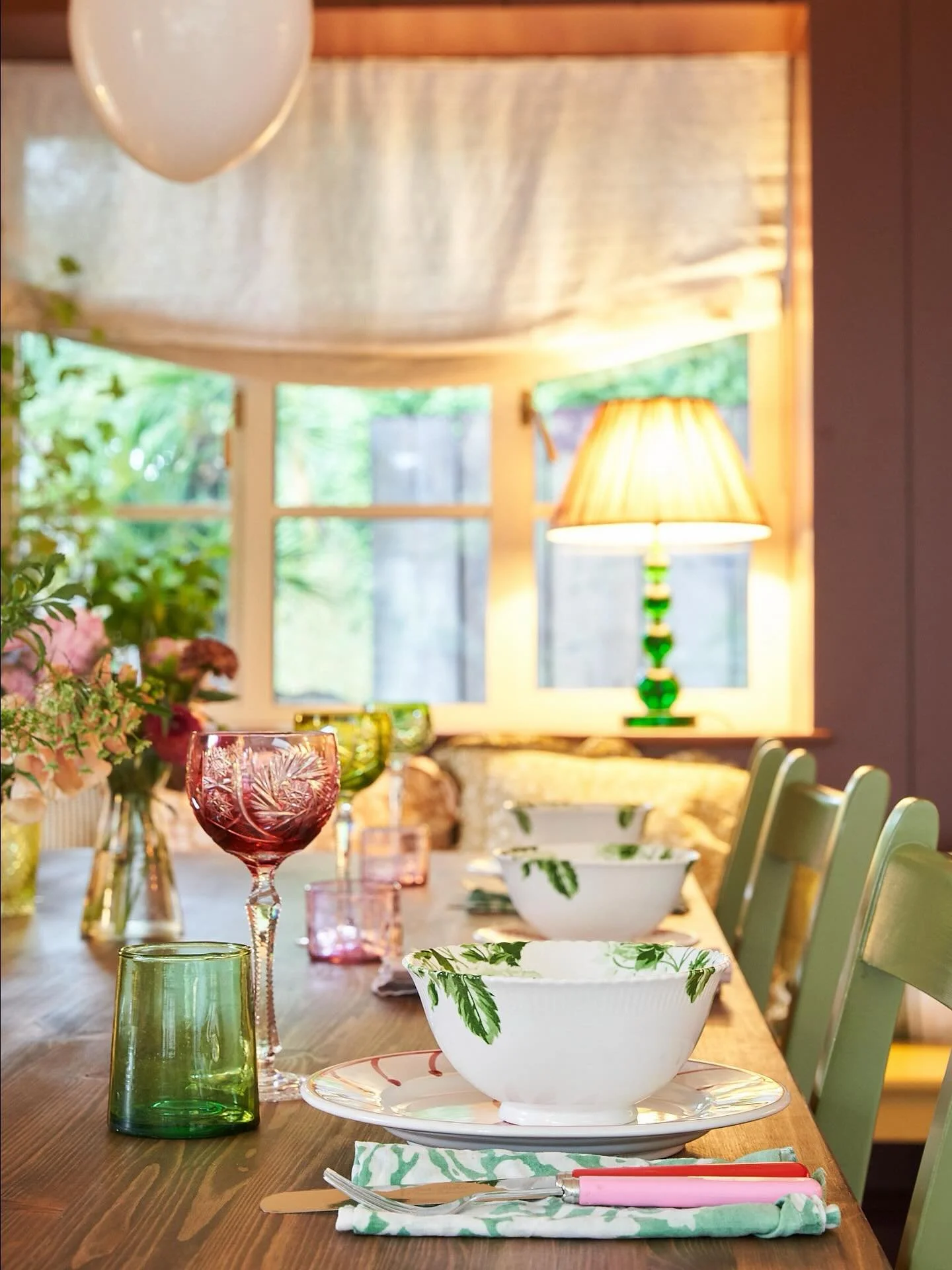 To more summers like these! Summer entertaining tablescapes and balmy nights that end in toasting marshmallows round the fire pit! The uk  has been HOT🔥 With the rivers and seas on our doorstop we feel very lucky to be able to knock off a bit early