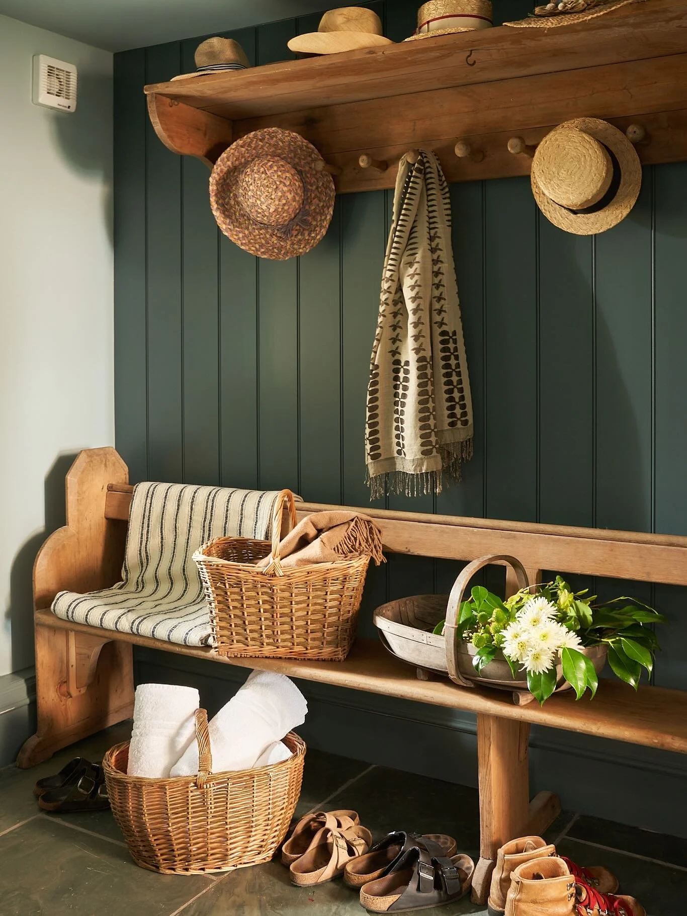 Well we certainly seem have gone straight from straw hats and flip flop into warm coats and welly boots! 🍂 Swipe for the transition ➡️ 
It’s chilly but bright in the UK at the moment which is my favourite kind of weather. ☀️ 
Here’s a g