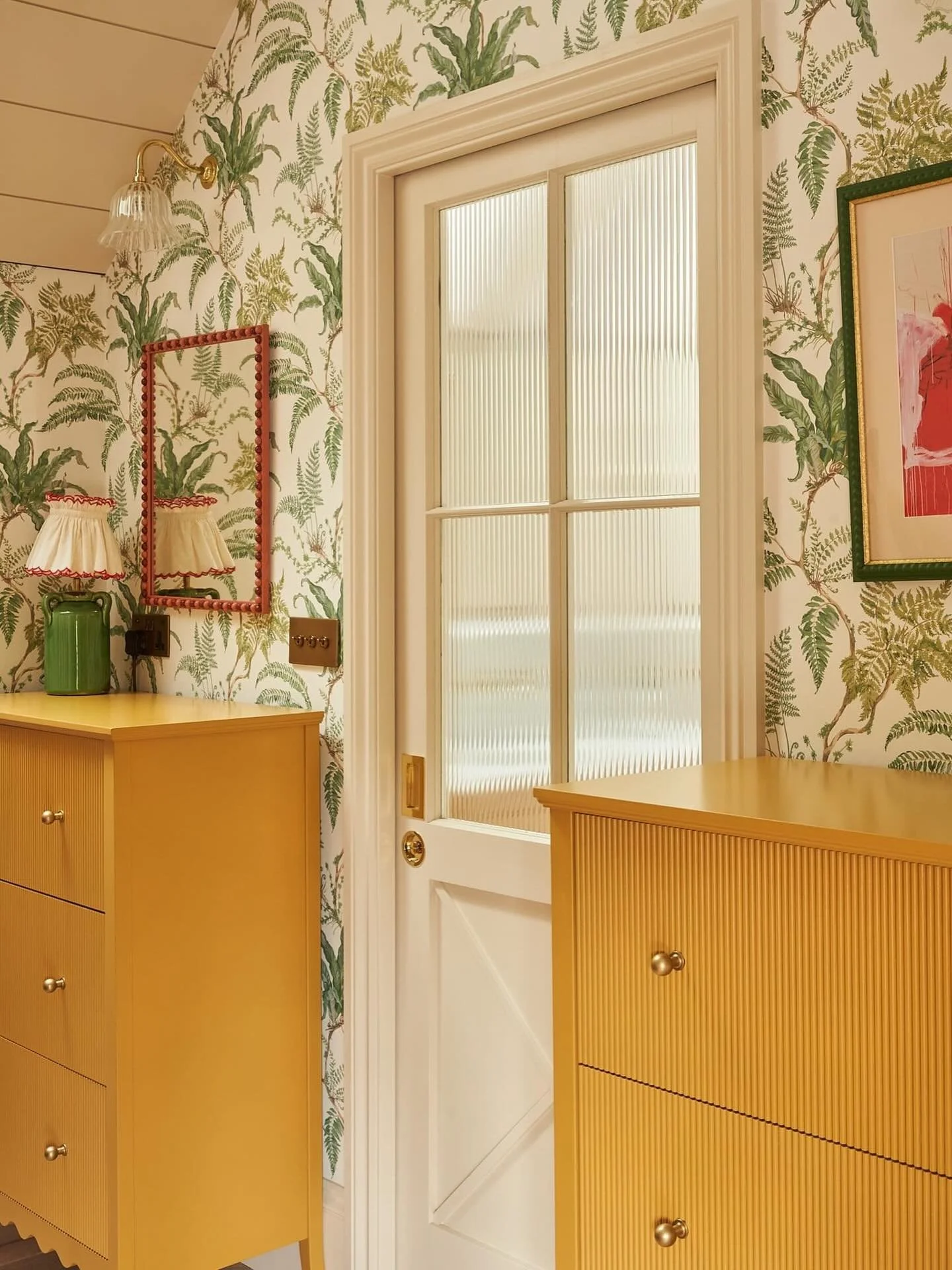 We love decorating inspired by the seasons, here is the spring dressing room! Looking forward to the ferns unfurling once again in Devon. 🌿🌼 We used the gorgeous fern print wallpaper by @colefaxandfowler and India Yellow (by @farrowandball 😉) draw