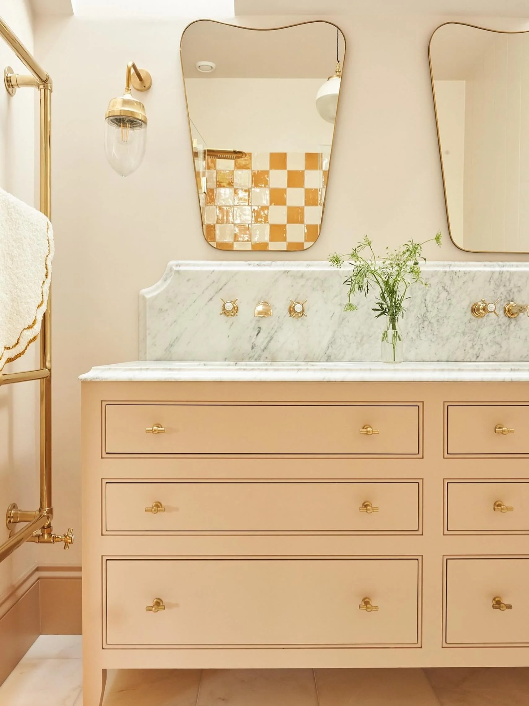 Don&rsquo;t forget your toothbrush!!! Or somewhere to store it neatly out of the way at least! 

Good joinery design is paramount to any home renovation as a tidy home is a happy home&hellip; surely! 
We loved working with the fabulous folk @parkerho