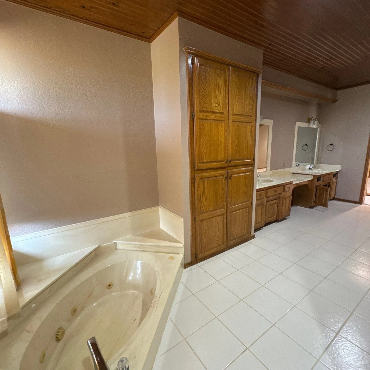 This bathroom went from outdated to ultimate luxury! Complete with a fireplace above the tub 🔥
And this is just one room of a full-home transformation. Follow along to see the entire remodel reveal!
At Custom Homes of Oklahoma, we can build your d