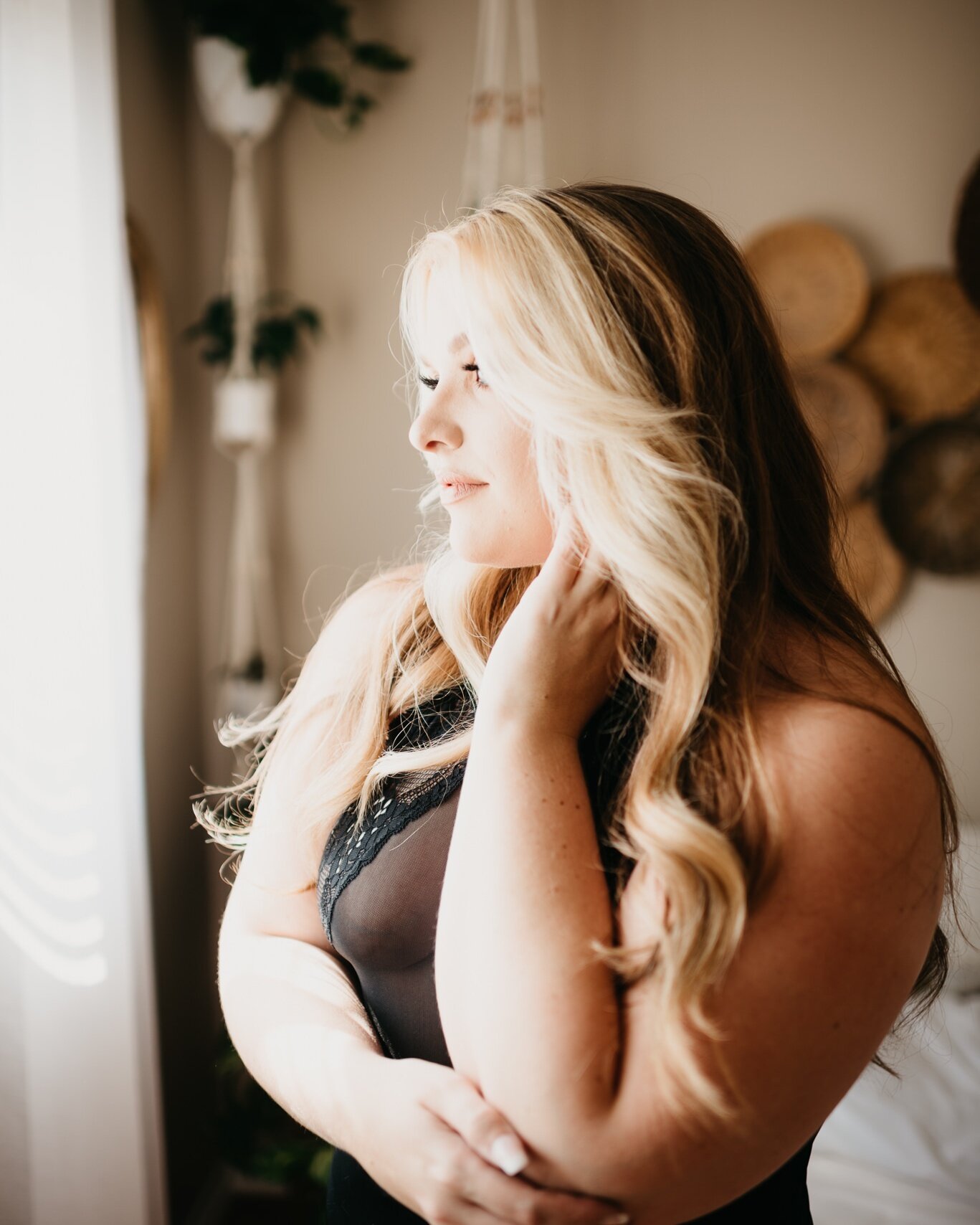 I get major Juliet vibes from this photo.⁣
⁣
Also just thought of another reason to schedule a boudoir session:⁣
⁣
If you're like Tay, you change your hair quite a bit! Why not document that while also showing off that rockin' bod of yours!