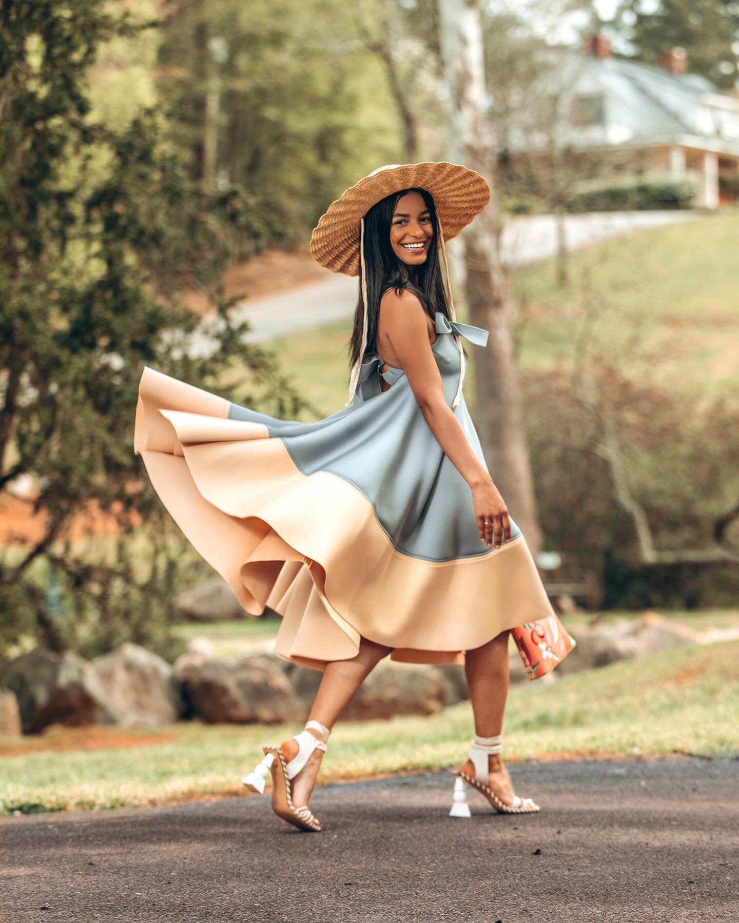 Here comes the sun ☀️

Dress: @muehlederlabel 
Sandals: @jacquemus 
Hat: @lackofcoloraus 
Bag: @spartina449 

Photo: @fitztheworldcitizen 

#spring #springfashion