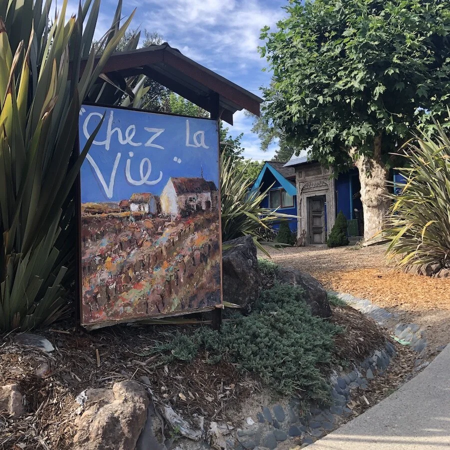 Chez la Vie Sign