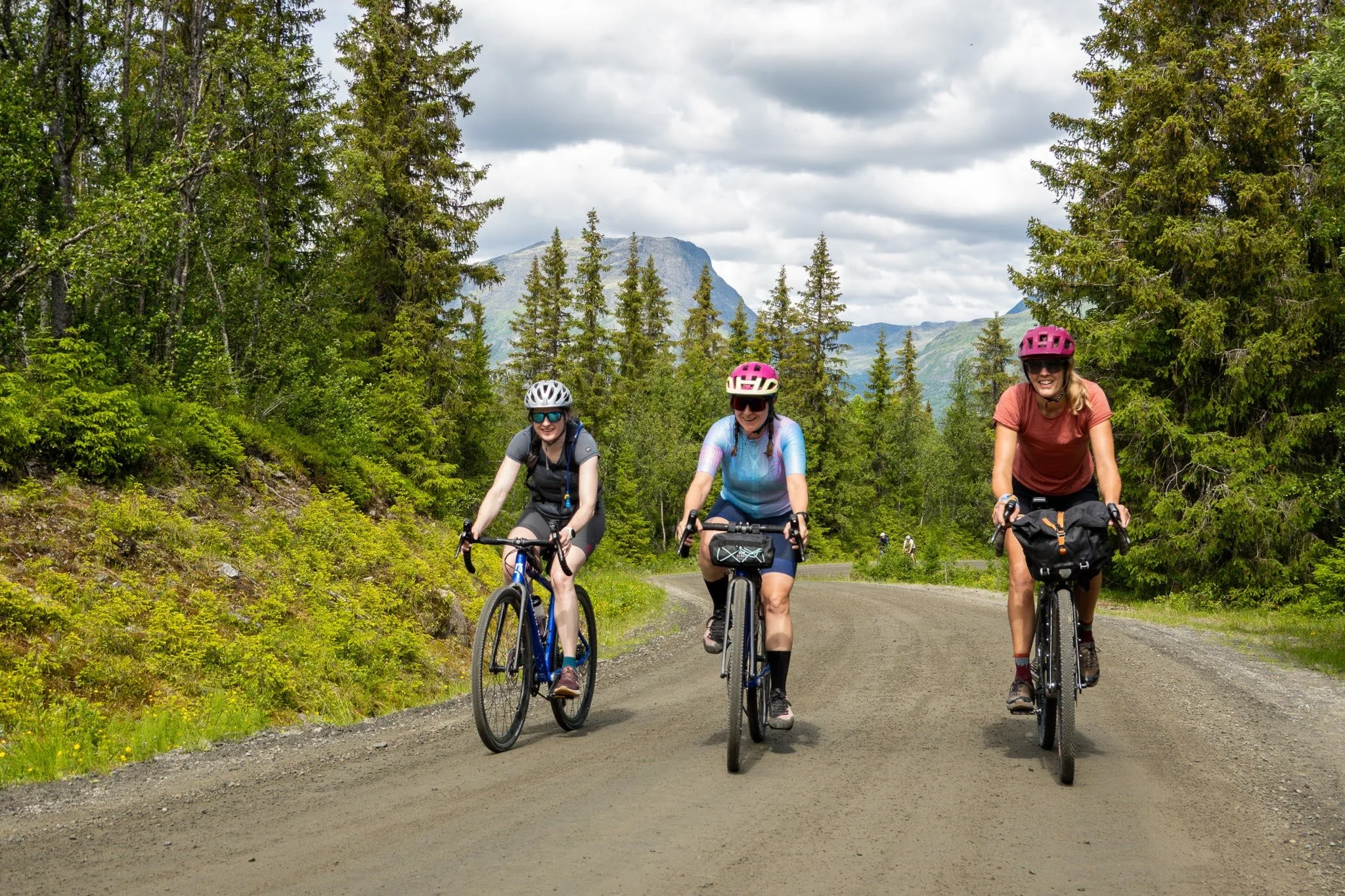Women gravel riding in Norway