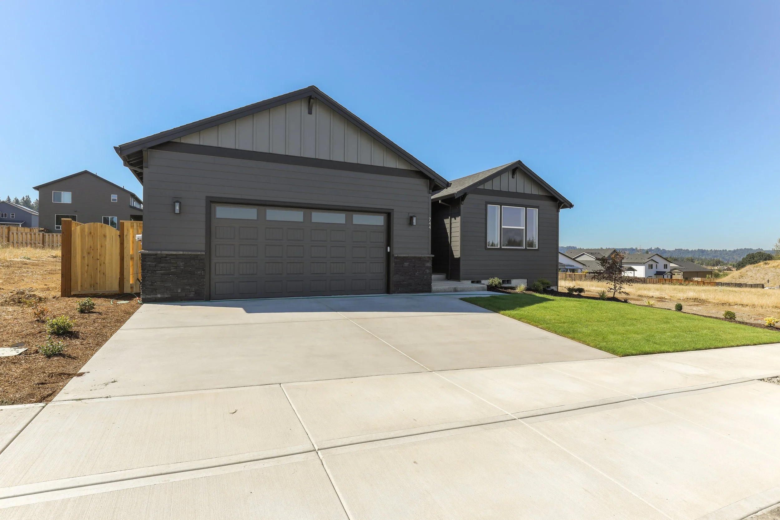 744 NE Trillium Dr-3.jpg