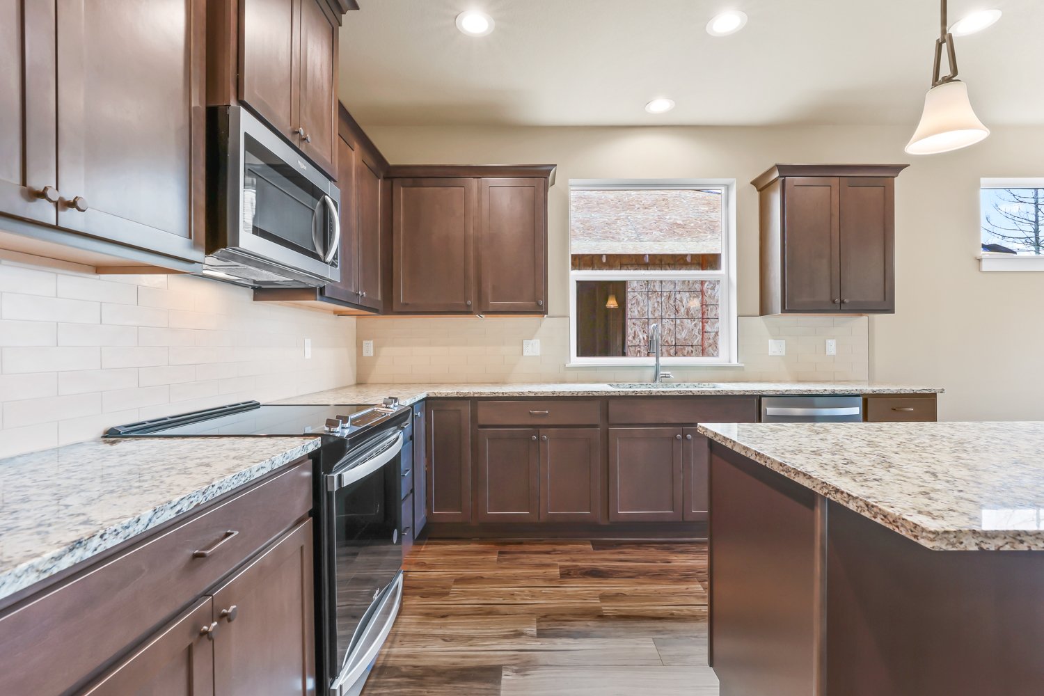 Cabinets Mantra Hardwood Bark, Paint Sherwin Williams Benjamin Moore Blanched Almond # 1060, Countertops Granite Giallo Napoli, Backsplash Hues LIEN (3).jpg