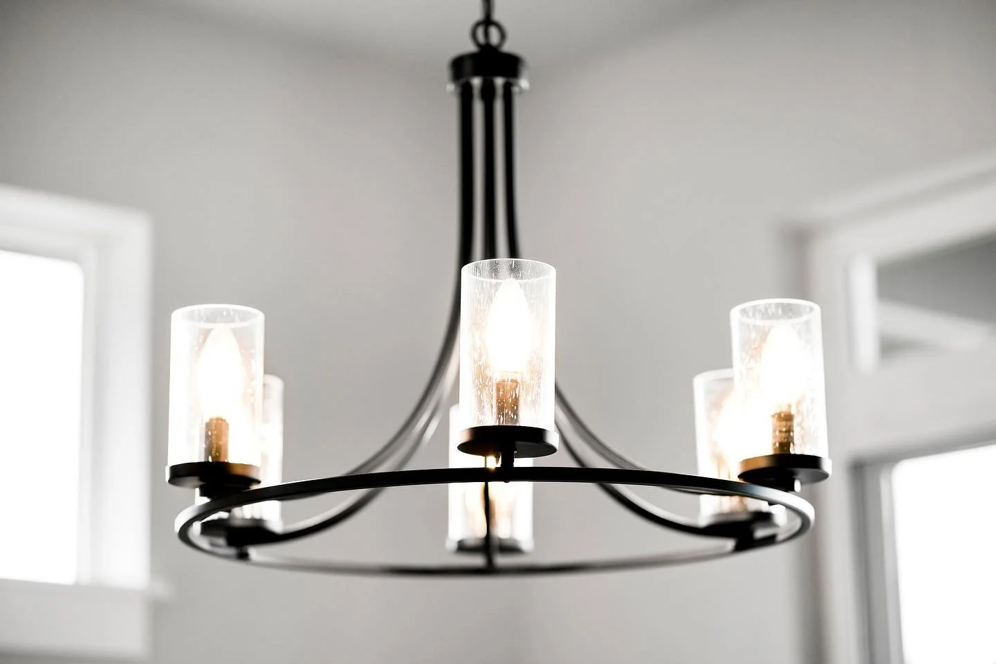 Light up your life 💡 
Obsessed with these lights & this gorgeous kitchen/dining 😍
Check out our website (www.cedarridgehomes.us) for more information, or to see our other available homes and plans!
#crh #cedarridgehomes #homedecor #kitchen #