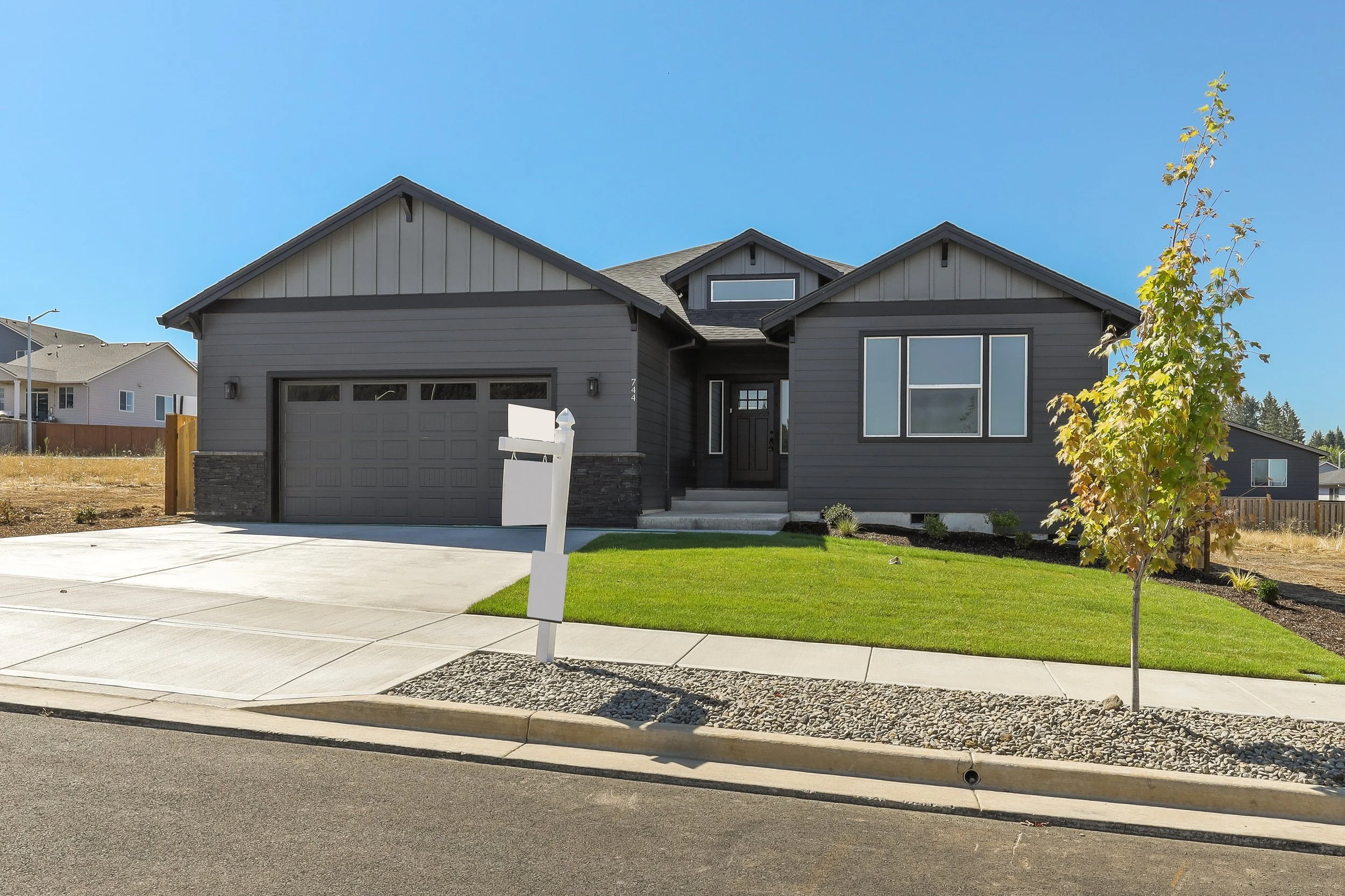 744 NE Trillium Dr-6.jpg