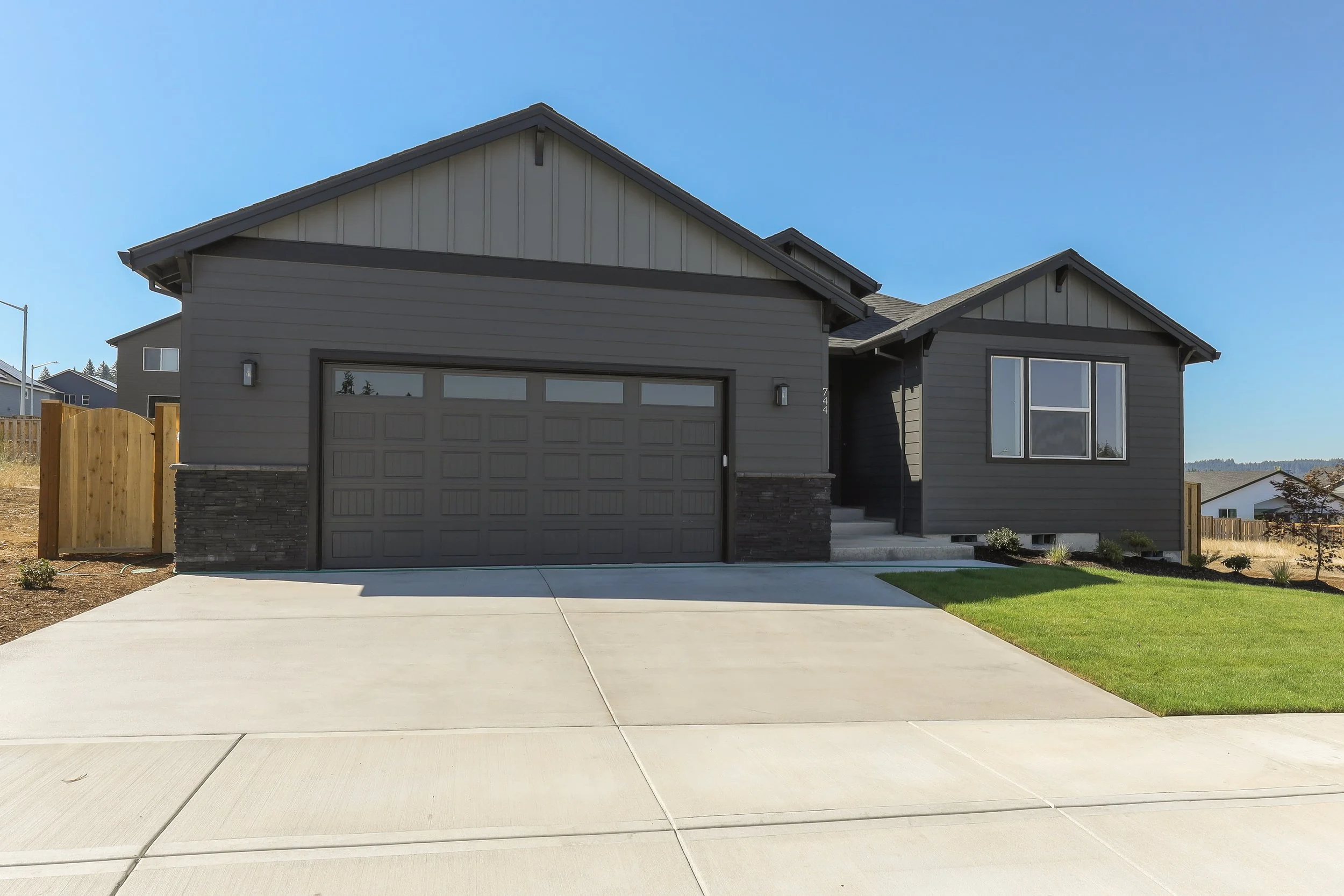 744 NE Trillium Dr-2.jpg