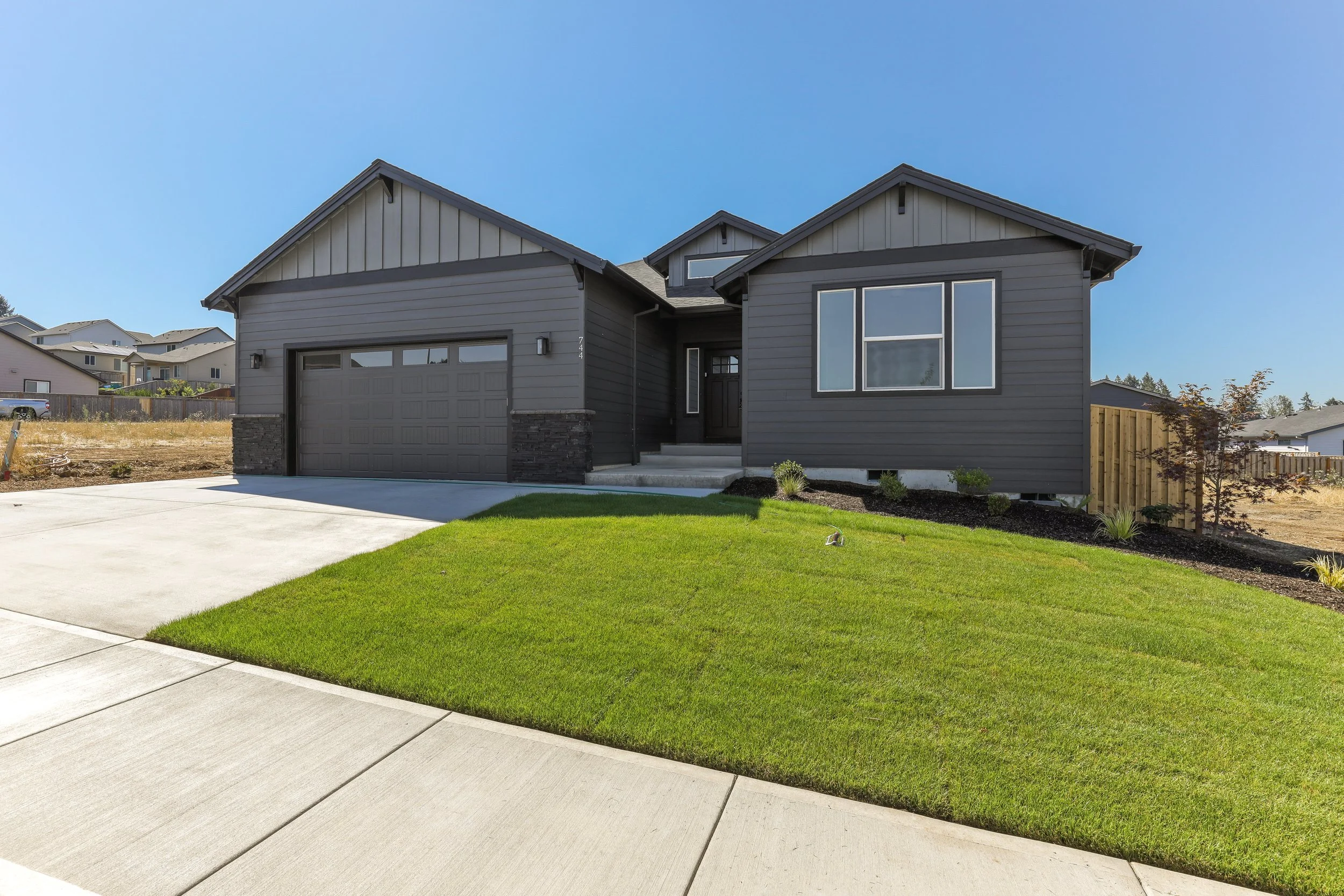 744 NE Trillium Dr-7.jpg