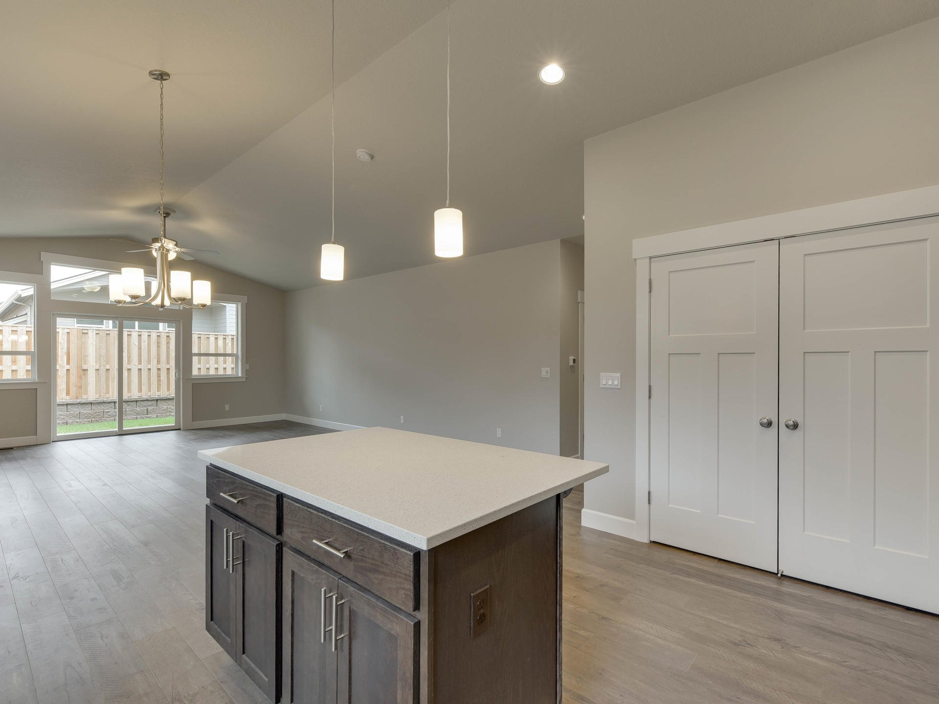 1099 SE Regan Hill Loop-009-045-1099 SE Regan Hill Loop-MLS_Size.jpg