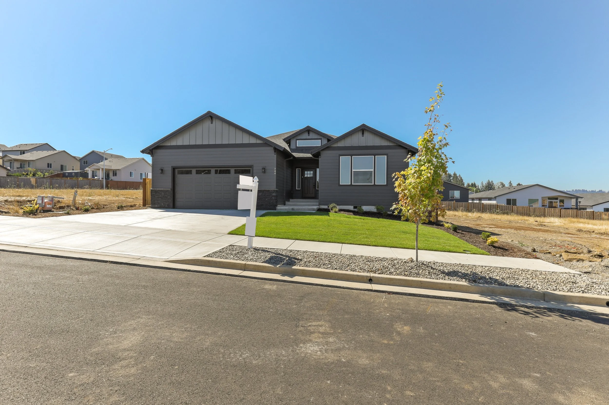 744 NE Trillium Dr-5.jpg