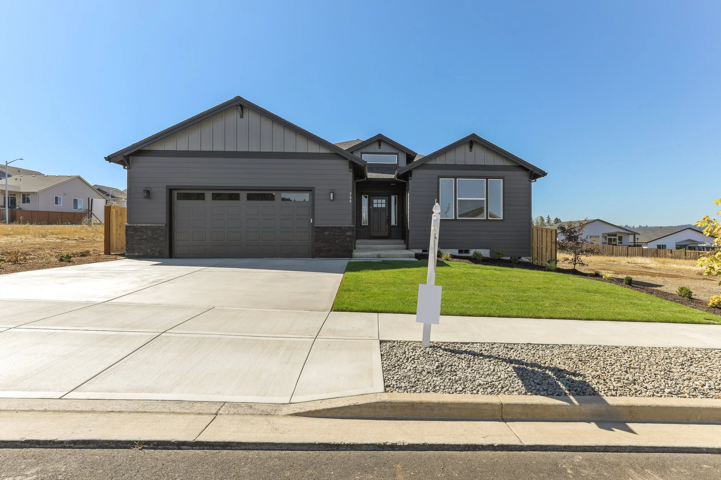 744 NE Trillium Dr-4.jpg